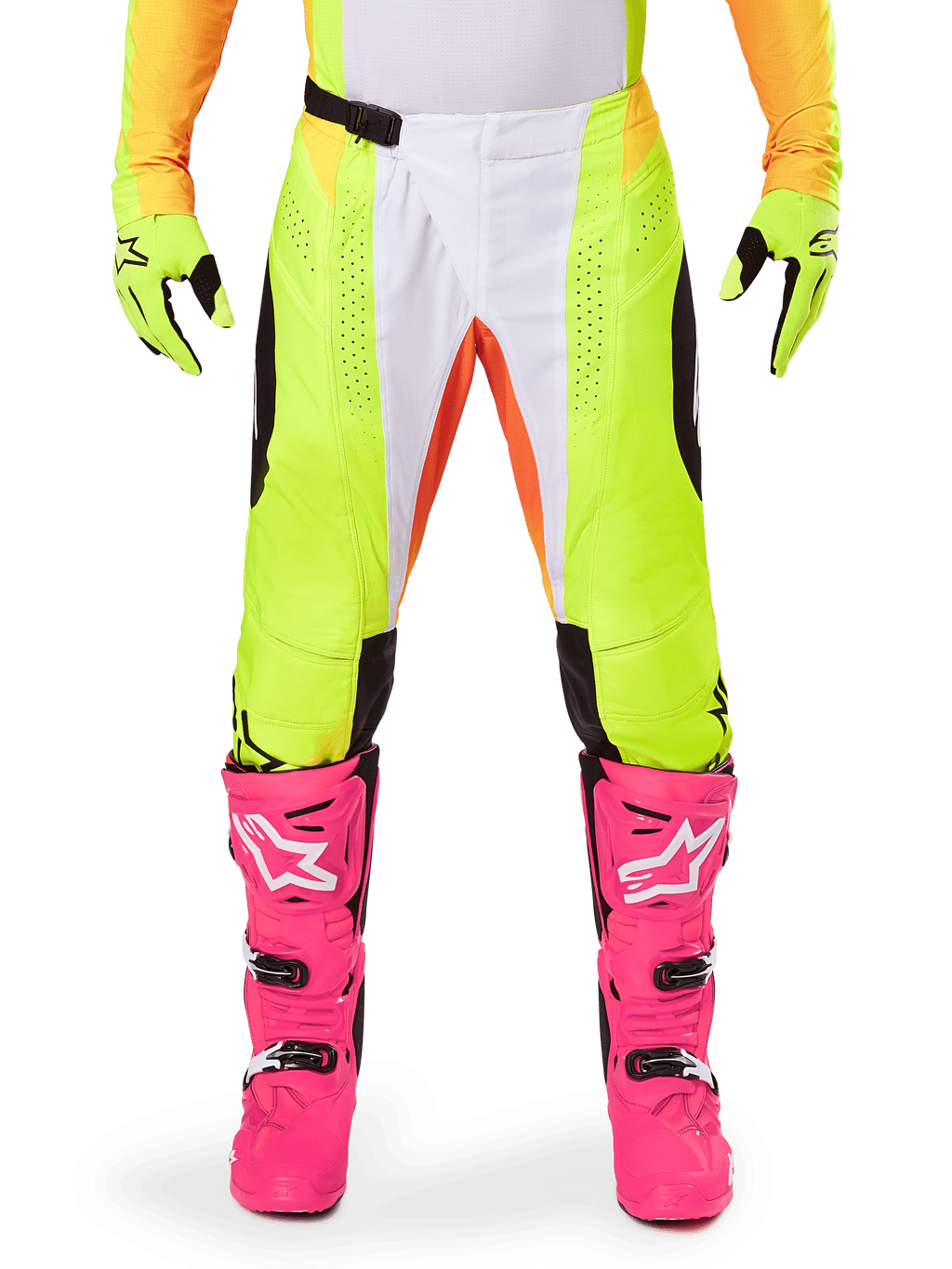 Alpinestars 2025 Techstar Melt crossbroek, motorcross broek, neongeel en wit met oranje accenten, gedragen met bijpassende gele handschoenen en felroze motorcrosslaarzen, voorzien van geperforeerde ventilatiepanelen en een magnetische taillegesp, hoogwaardige race-uitrusting