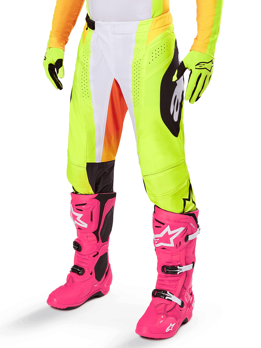 Alpinestars 2025 Techstar Melt crossbroek, motorcross broek, neongeel met witte en oranje accenten, zwarte zijpatronen, gedragen met felroze motorcrosslaarzen en neongele handschoenen, voorzien van geperforeerde ventilatie, duurzame off-road racekleding