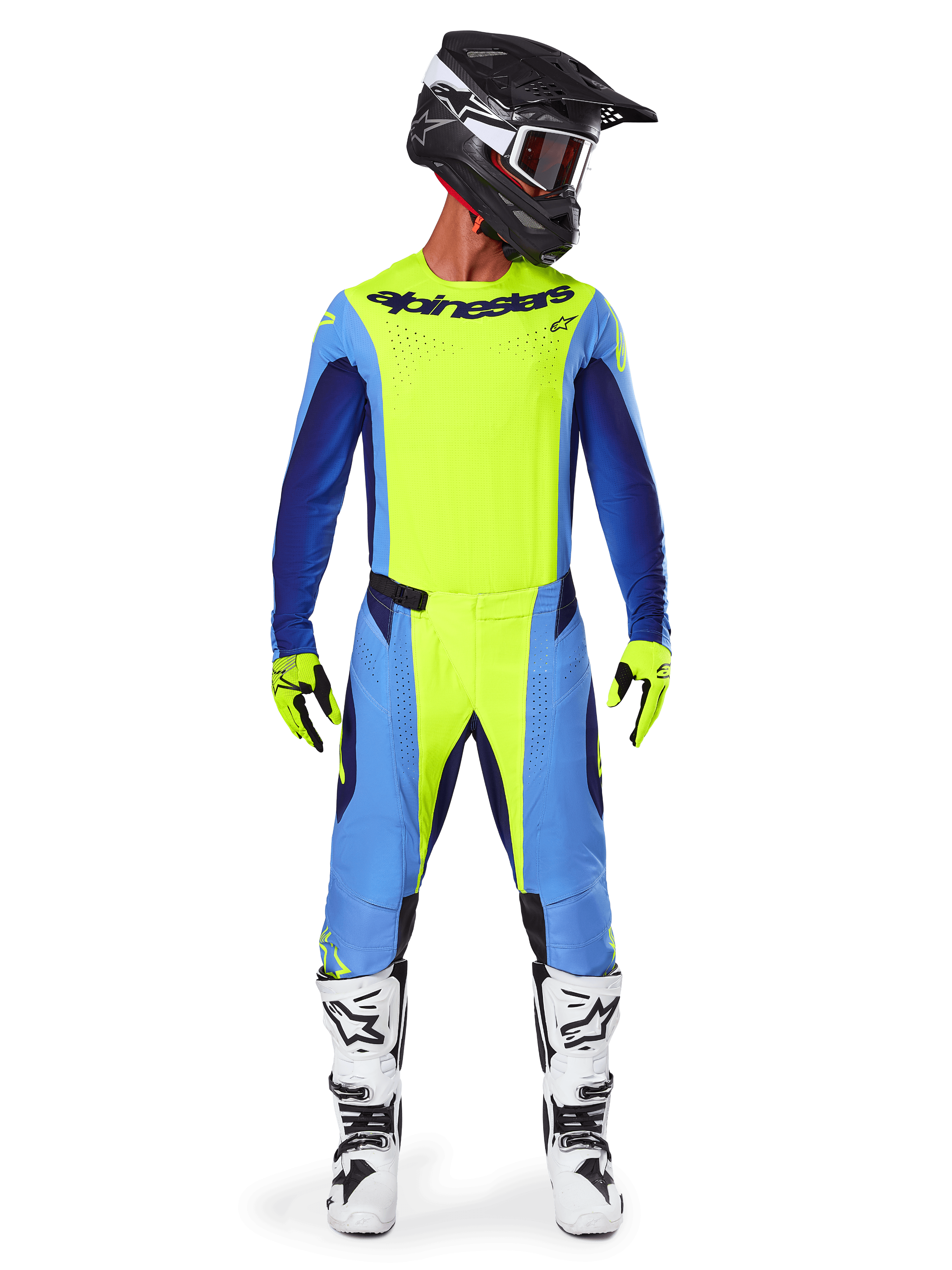 Motocrossrijder in de Alpinestars 2025 Techstar Melt gear set, felgeel fluo jersey met blauwe en donkerblauwe mouwen, bijpassende gele en blauwe broek, zwart-witte helm met crossbril, wit-zwarte laarzen en geel-zwarte handschoenen, gecoördineerde outfit voor off-road racing
