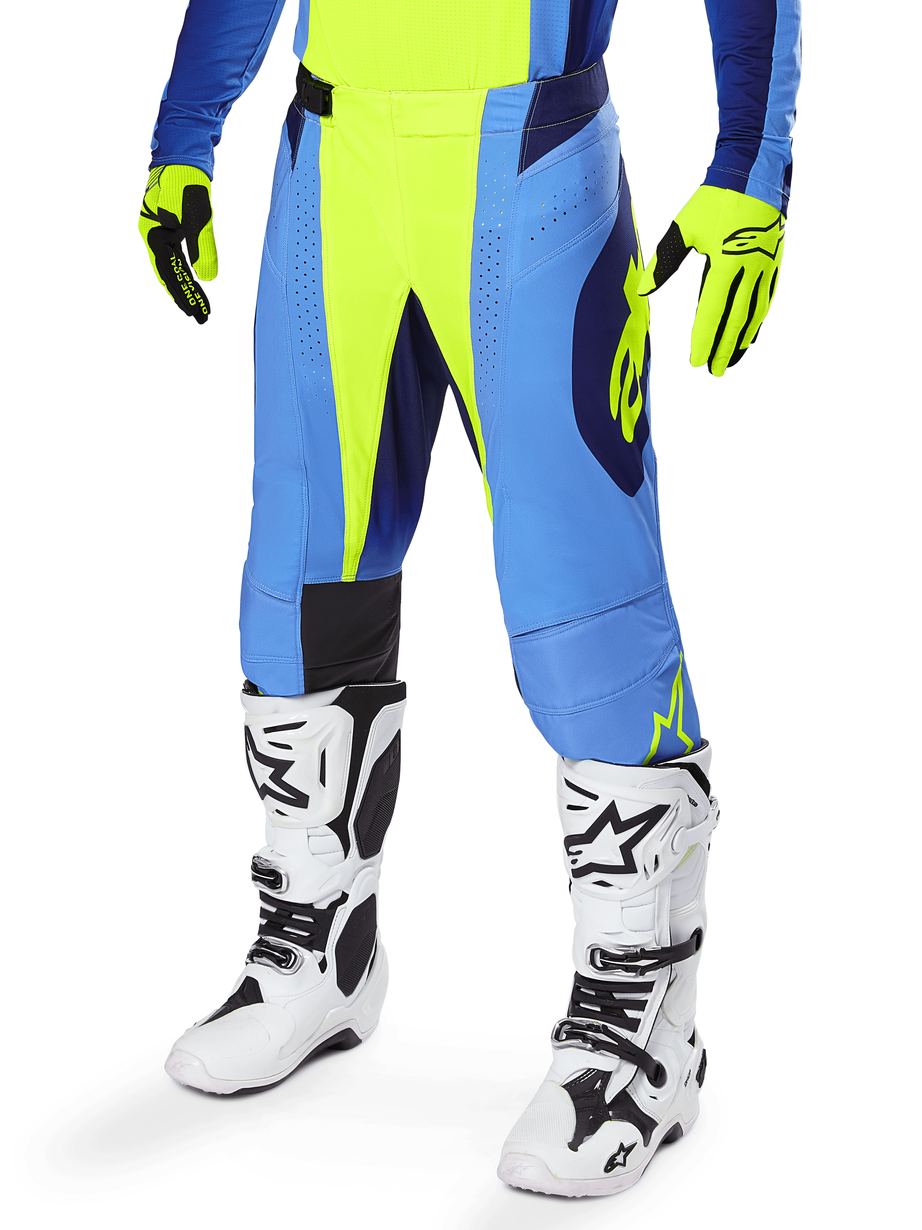 Alpinestars 2025 Techstar Melt broek, motorcrossbroek, neongeel en blauw, voorzien van geperforeerde ventilatie en zwarte accenten, gedragen met bijpassende neongele handschoenen en witte racelaarzen