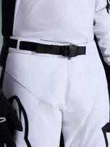 Alpinestars 2026 Racer Riway Broek, motocrossbroek, wit en zwart, close-up van de taille met de SX2 magnetische gesp en verstelbare riem, duurzame constructie van polyweefsel met zwarte branding.