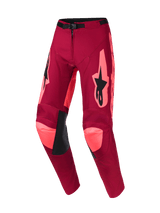 Alpinestars 2026 Racer Riway broek, motorcrossbroek, Dark Red Coral, met felle koraalkleurige accenten op de knieën en zijkanten, zwart Alpinestars-logo op de dijen, zwarte lederen panelen aan de binnenzijde van de knie en verstelbare gesp in de taille, duurzaam off-road race-ontwerp