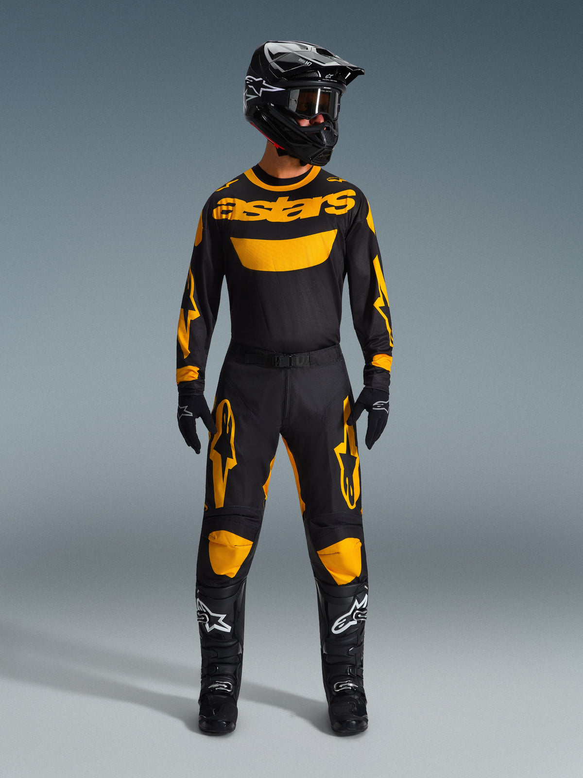 Alpinestars 2026 Racer Riway Gear Set, complete motorcross outfit, zwarte jersey met gele astars-branding, zwarte broek met gele knie- en dij-accenten, bijpassende zwarte helm, bril, handschoenen en laarzen, professionele off-road kleding