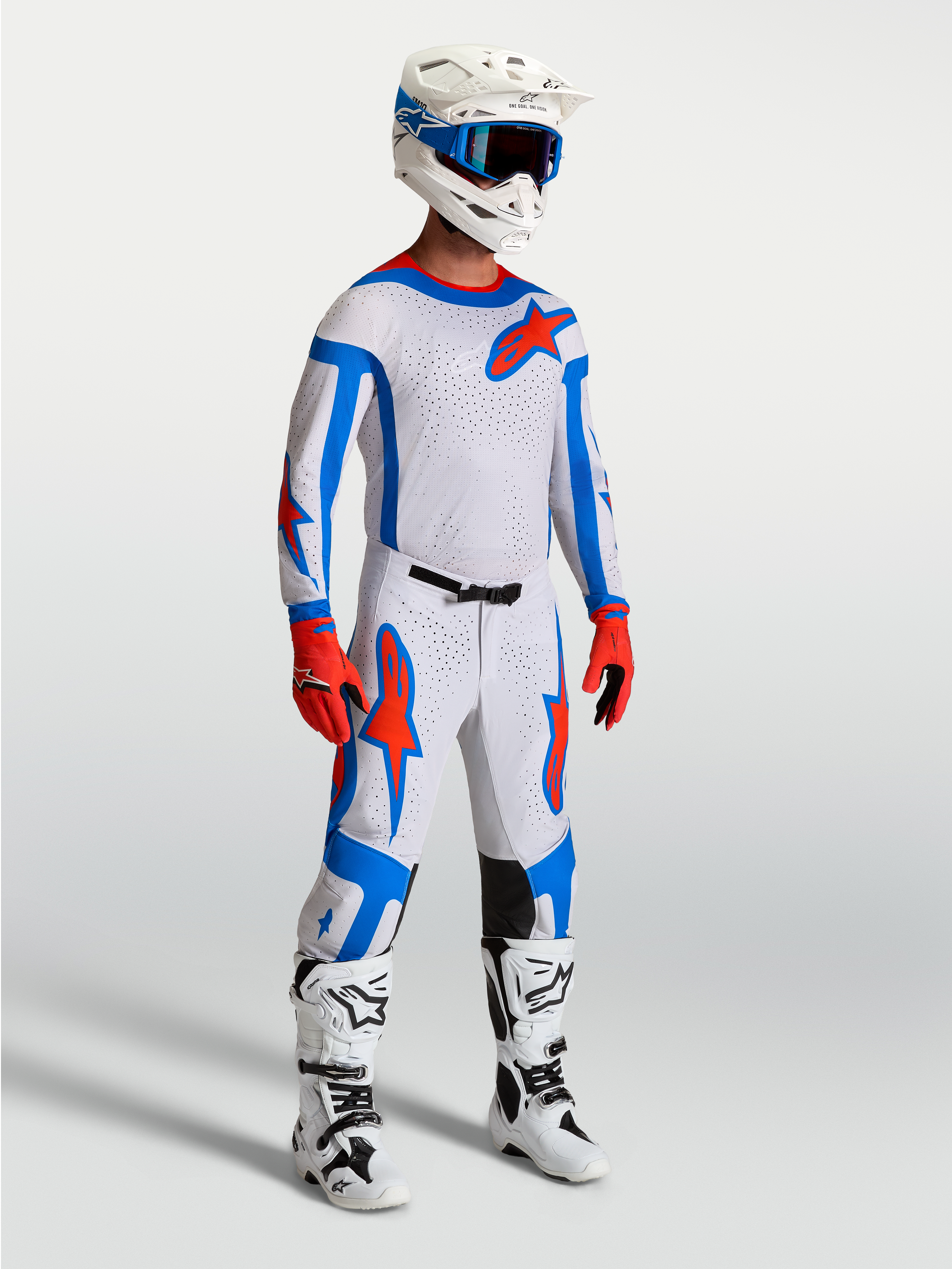 Alpinestars Supertech Vesta broek, heren motorcrossbroek in lichtlila en kardinaalrood, ademende atletische racepasvorm, gedragen door een model als onderdeel van een complete off-road racing-uitrusting.