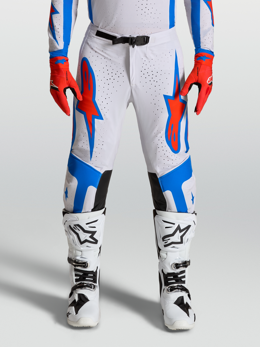 Alpinestars Supertech Vesta broek, pro-level motocrossbroek in wit, rood en blauw met athletische stretchpasvorm en perforaties.