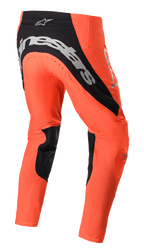 Alpinestars 2023 Supertech Risen broek, motocross broek, Hot Orange en zwart, achteraanzicht met opvallende zilveren branding op het zitvlak, zwarte panelen aan de binnenkant van de benen en geperforeerde ventilatiezones voor off-road racen.