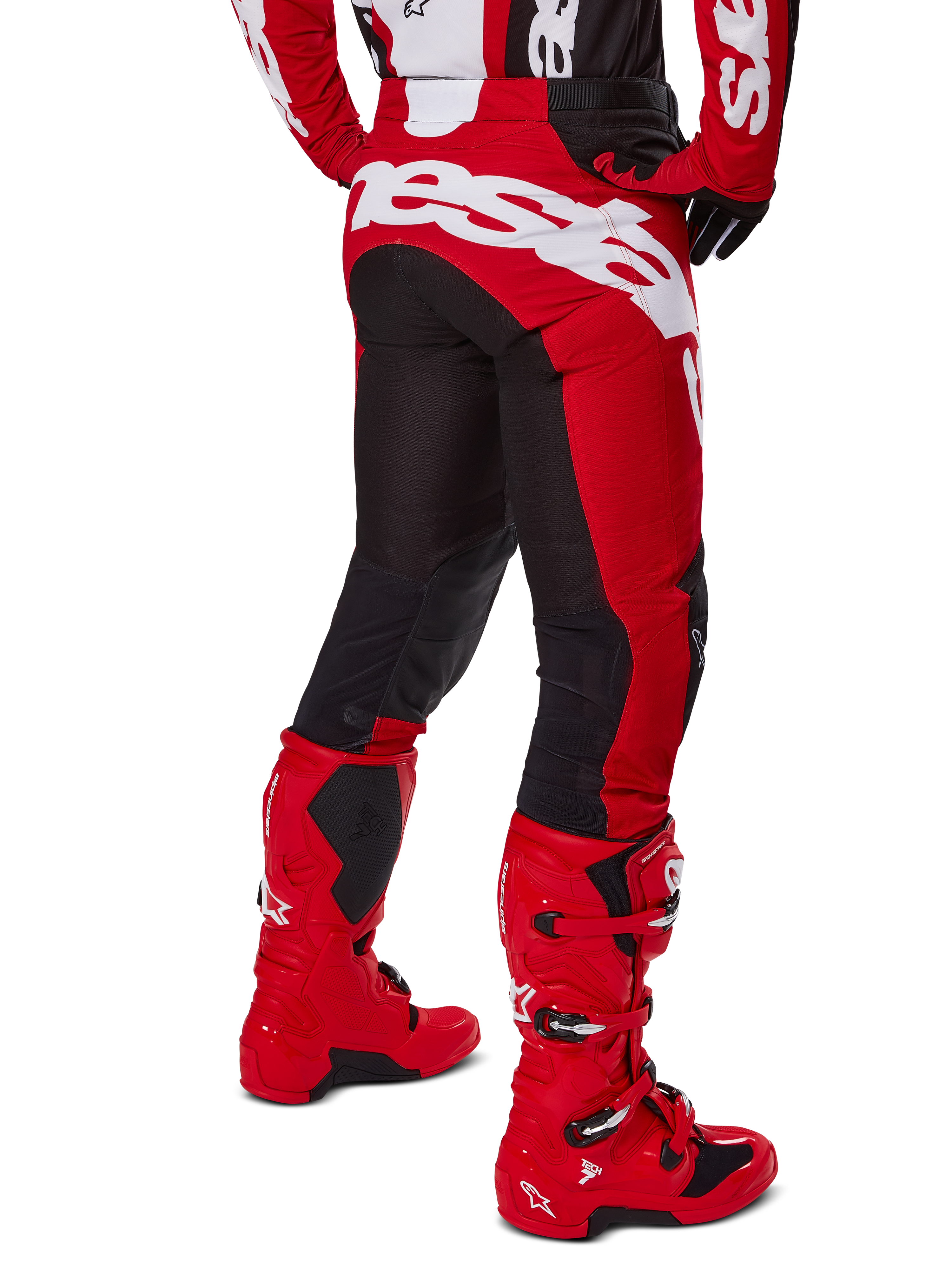 Alpinestars 2025 Racer Veil Gear Set, rood en zwart motorcross tenue, achteraanzicht met rood-zwarte broek met grote witte branding, gecombineerd met rode Tech 7 laarzen en bijpassende jersey, hoogwaardige race-uitrusting voor off-road gebruik