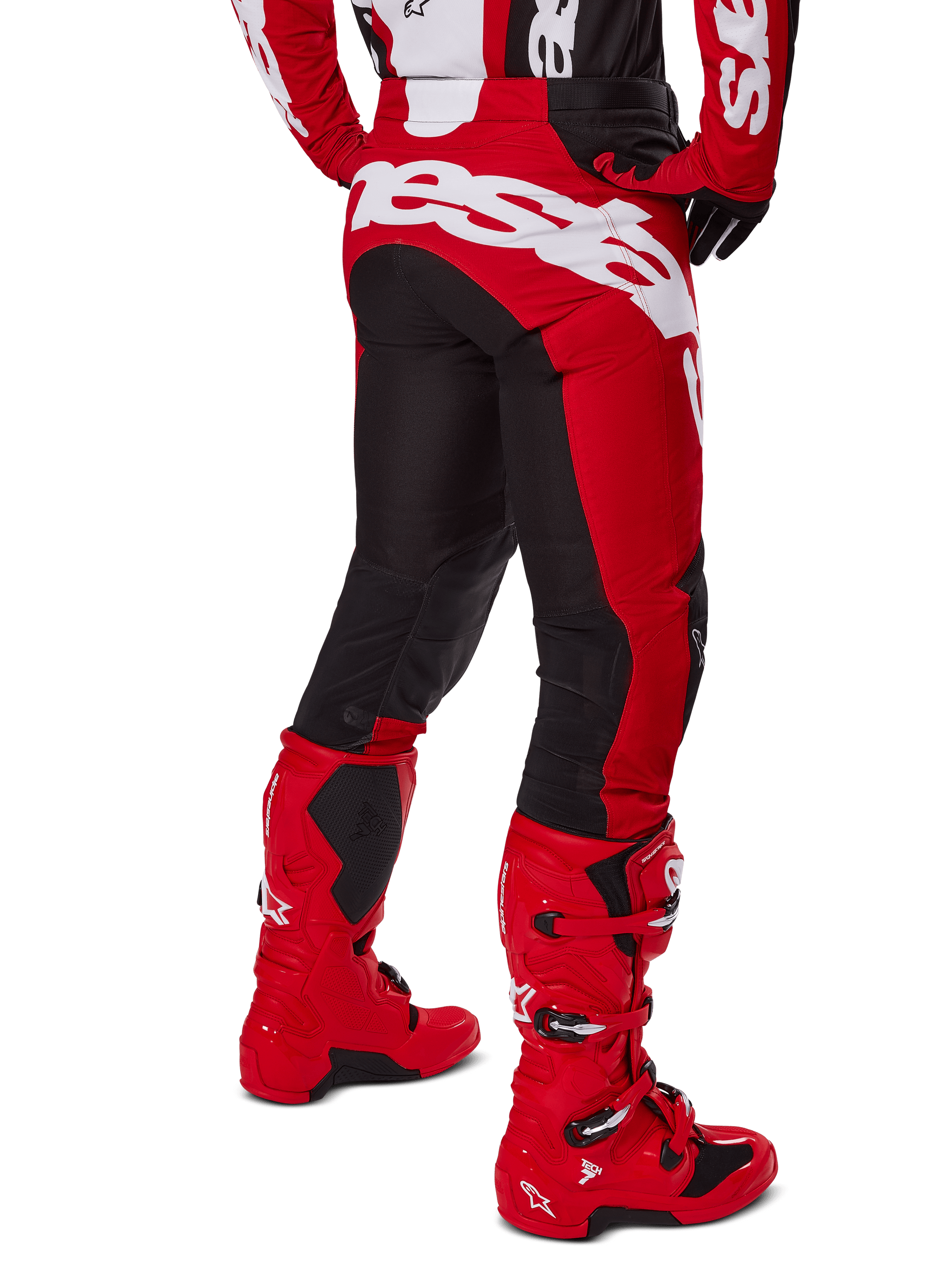 Alpinestars 2025 Racer Veil broek, motorcross broek, zwart en felrood, achteraanzicht met groot wit Alpinestars-logo op het zitvlak, zwarte stretchpanelen op de achterkant van de benen, gedragen met bijpassende rode racelaarzen, duurzame off-road race-uitrusting