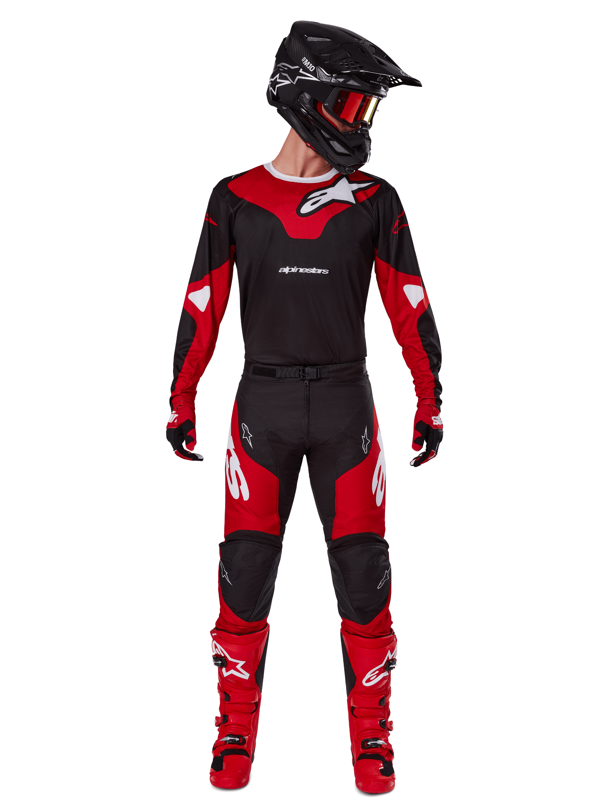 Alpinestars 2025 Racer Veil broek, motorcross broek, zwart en felrood, gedragen als onderdeel van een complete race-uitrusting met bijpassende jersey, zwarte helm, rode crossbril en rode laarzen, met opvallende witte Alpinestars-logo's en sportief ontwerp voor off-road prestaties.