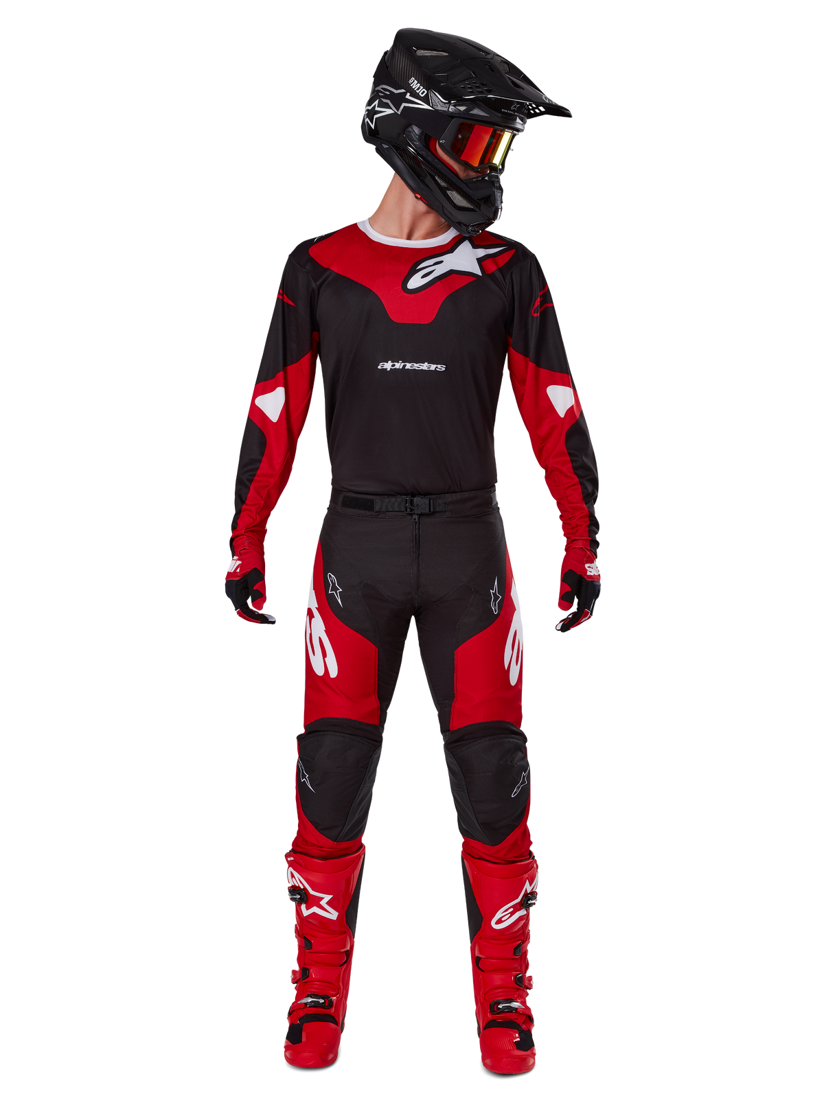 Alpinestars 2025 Racer Veil Gear Set, motorcross-set in rood en zwart, bestaande uit een jersey met witte logo's, bijpassende broek met rode panelen, felrode laarzen, zwarte helm met oranje bril en rode handschoenen, hoogwaardige outfit voor off-road racing