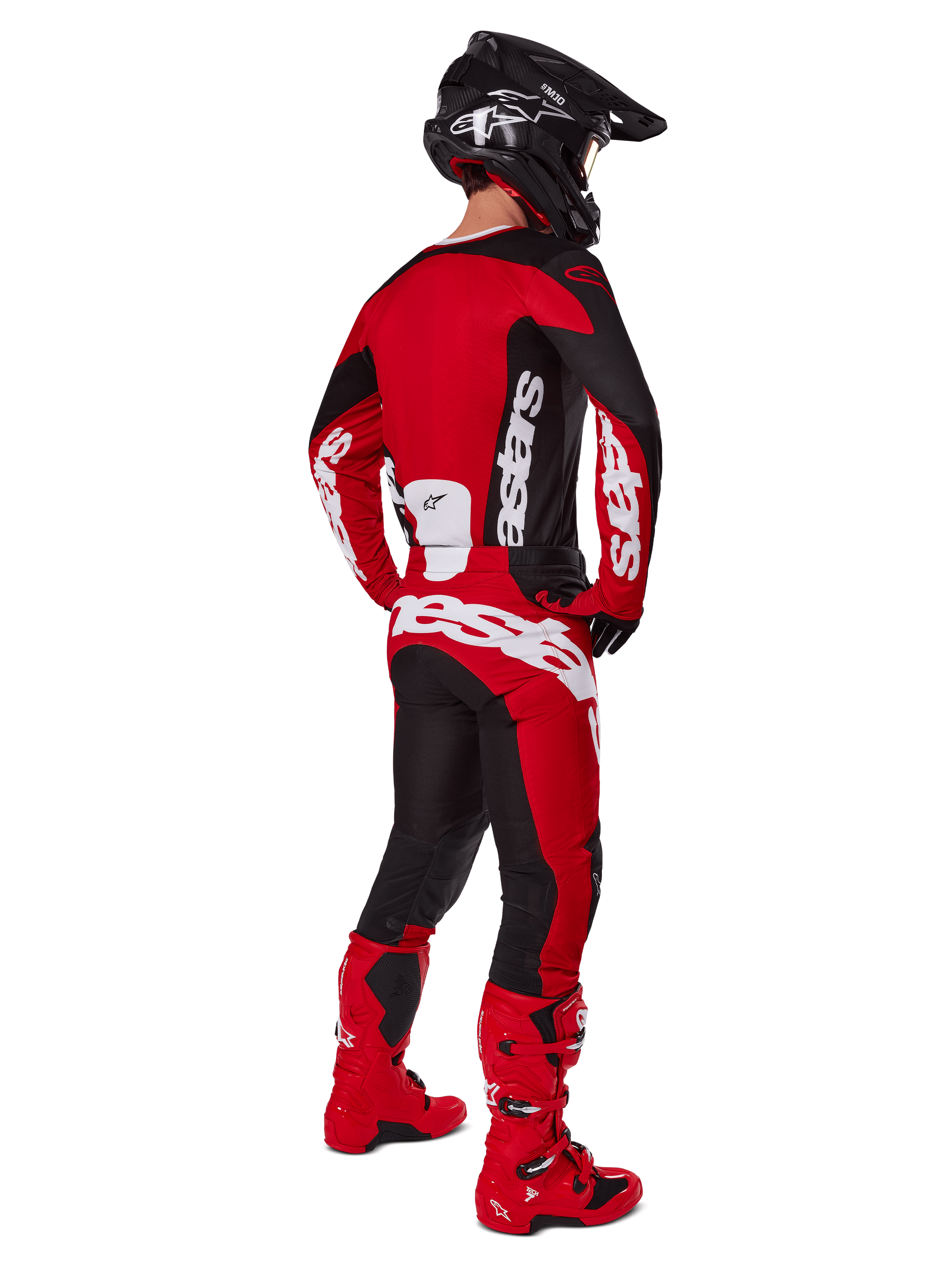 Alpinestars 2025 Racer Veil broek, motocrossbroek, zwart en felrood, van achteren gezien op een rijder die een bijpassende jersey, rode laarzen en een zwarte helm draagt, voorzien van opvallende witte Alpinestars-branding en een prestatiegericht off-road ontwerp.