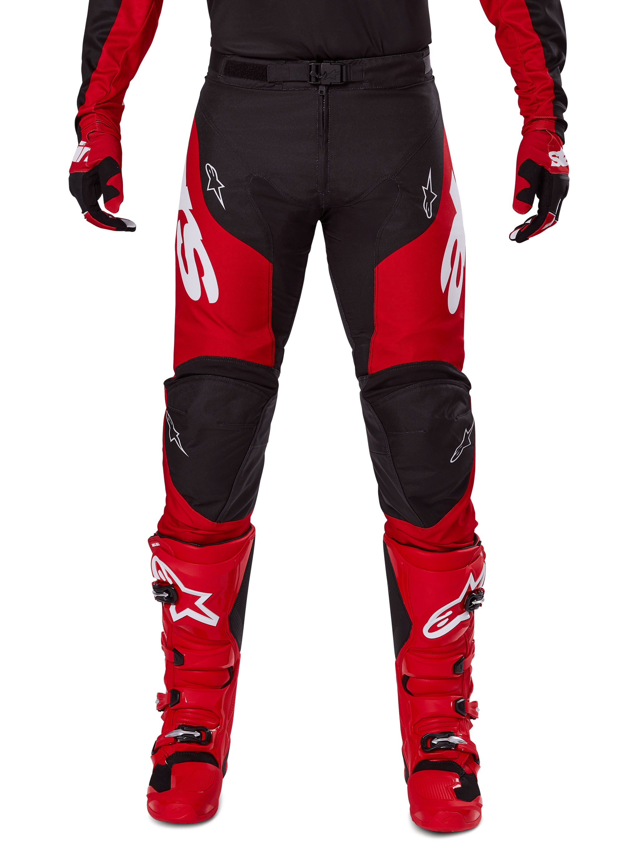 Alpinestars 2025 Racer Veil broek, motorcrossbroek, zwart en felrood, gedragen met bijpassende rode handschoenen en laarzen, voorzien van grote witte Alpinestars-logo's op de dijbenen, zwarte kniepanelen en een verstelbare gespsluiting voor off-road rijden