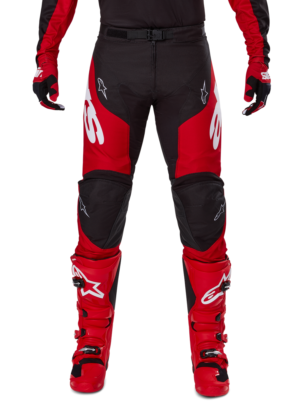 Alpinestars 2025 Racer Veil Gear Set, motorcrossbroek en laarzen, rood en zwart, opvallende witte logo's op de bovenbenen en laarzen, gedragen met bijpassende handschoenen, duurzame textielconstructie met lederen verstevigingen voor off-road racing
