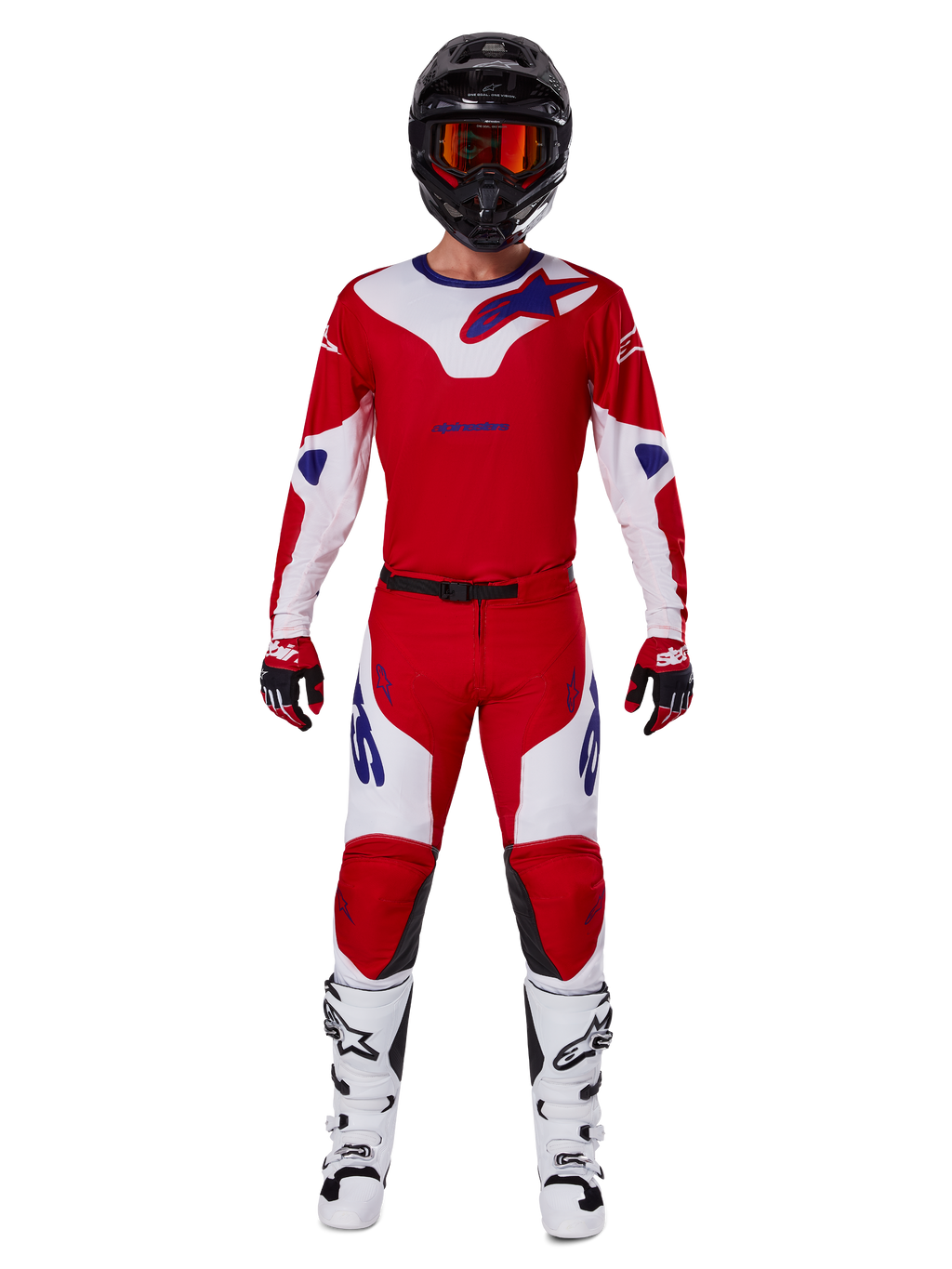 Alpinestars 2025 Racer Veil broek en complete motorcross uitrusting, felrood en wit met blauwe accenten, met bijpassende jersey, zwarte helm met oranje crossbril, witte en zwarte laarzen en rode handschoenen, gecoördineerde performance-look voor off-road racen.