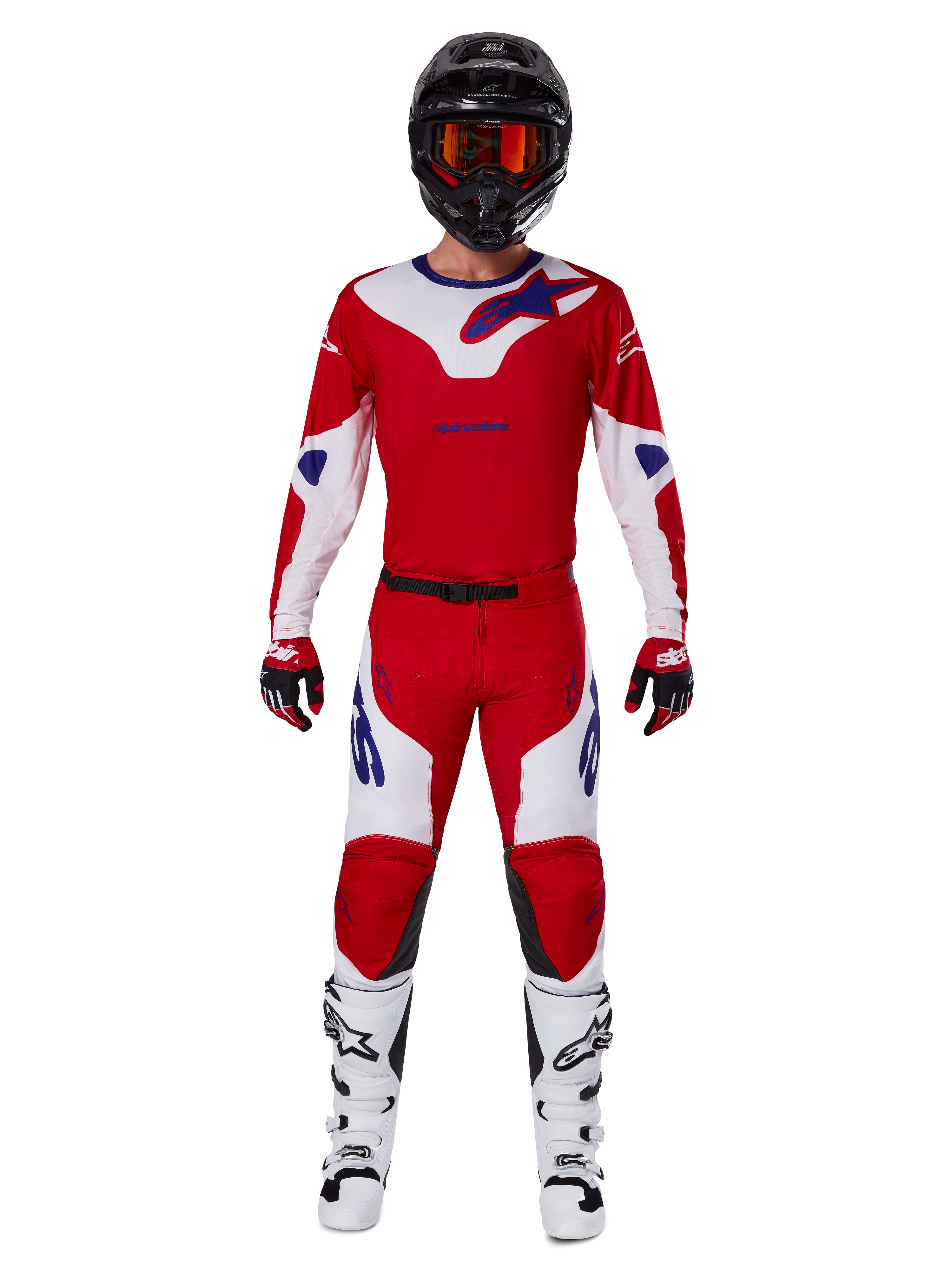Alpinestars 2025 Racer Veil broek en complete motorcross uitrusting, felrood en wit met blauwe accenten, met bijpassende jersey, zwarte helm met oranje crossbril, witte en zwarte laarzen en rode handschoenen, gecoördineerde performance-look voor off-road racen.