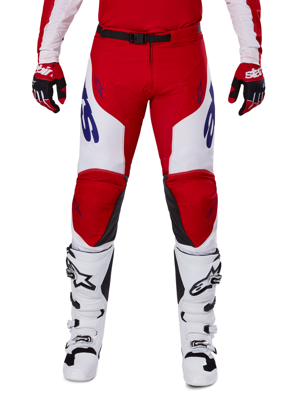 Alpinestars Racer Veil Pants 2025, motorcrossbroek, helderrood en wit, gedragen met bijpassende rode handschoenen en witte laarzen, met blauwe merkdetails op de dijen en een zwarte tailleriem, ergonomische sportieve snit voor prestatiegericht rijden