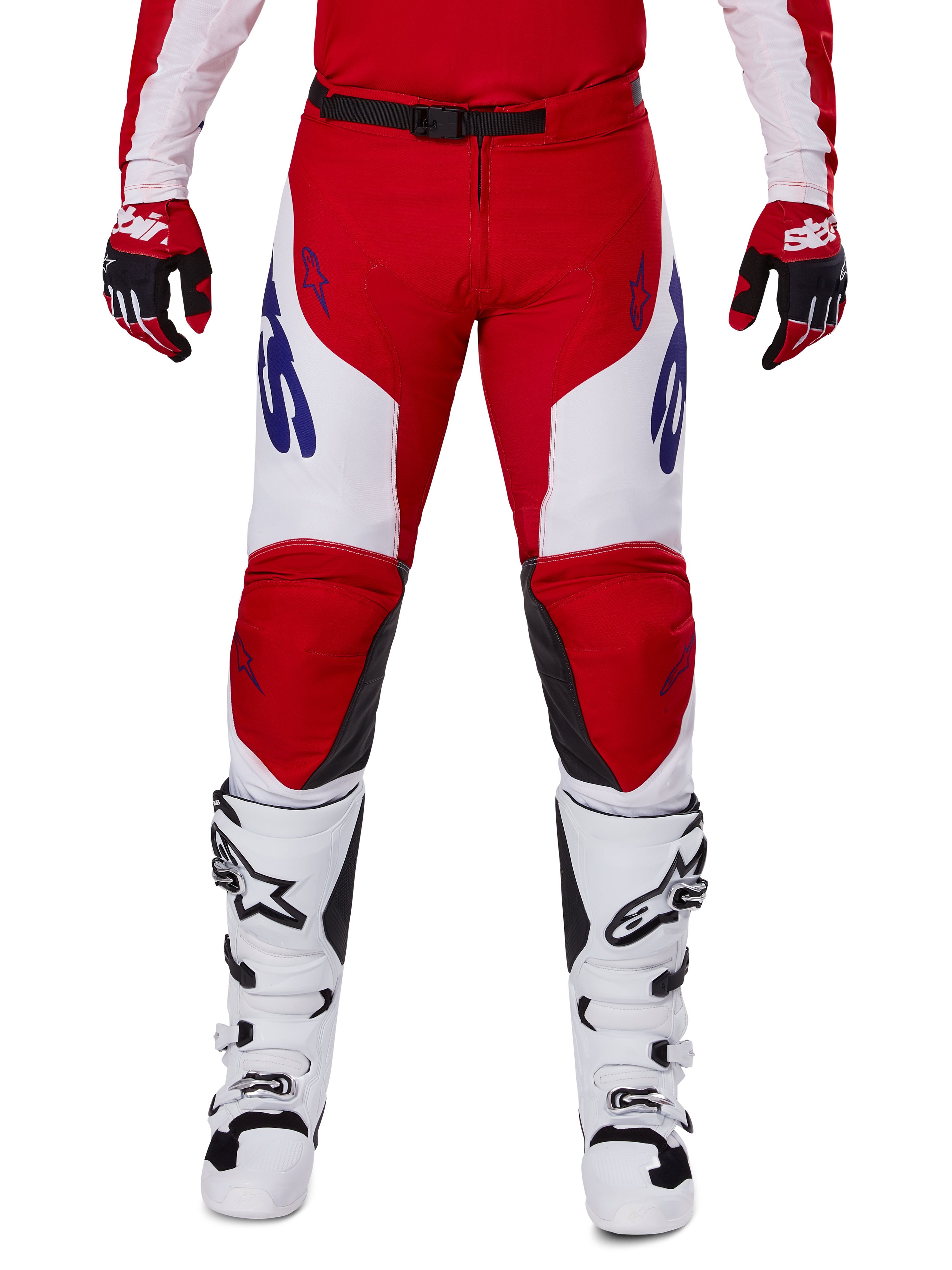 Alpinestars Racer Veil Pants 2025, motorcrossbroek, helderrood en wit, gedragen met bijpassende rode handschoenen en witte laarzen, met blauwe merkdetails op de dijen en een zwarte tailleriem, ergonomische sportieve snit voor prestatiegericht rijden