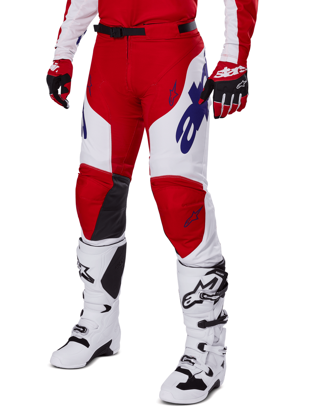 Alpinestars 2025 Racer Veil Pants, motorcrossbroek, helderrood en wit, met blauwe Alpinestars-logo's en zwarte lederen binnenkniepanelen, gedragen met bijpassende rode handschoenen en witte motorcrosslaarzen, gecoördineerde uitrustingsset voor off-road racing