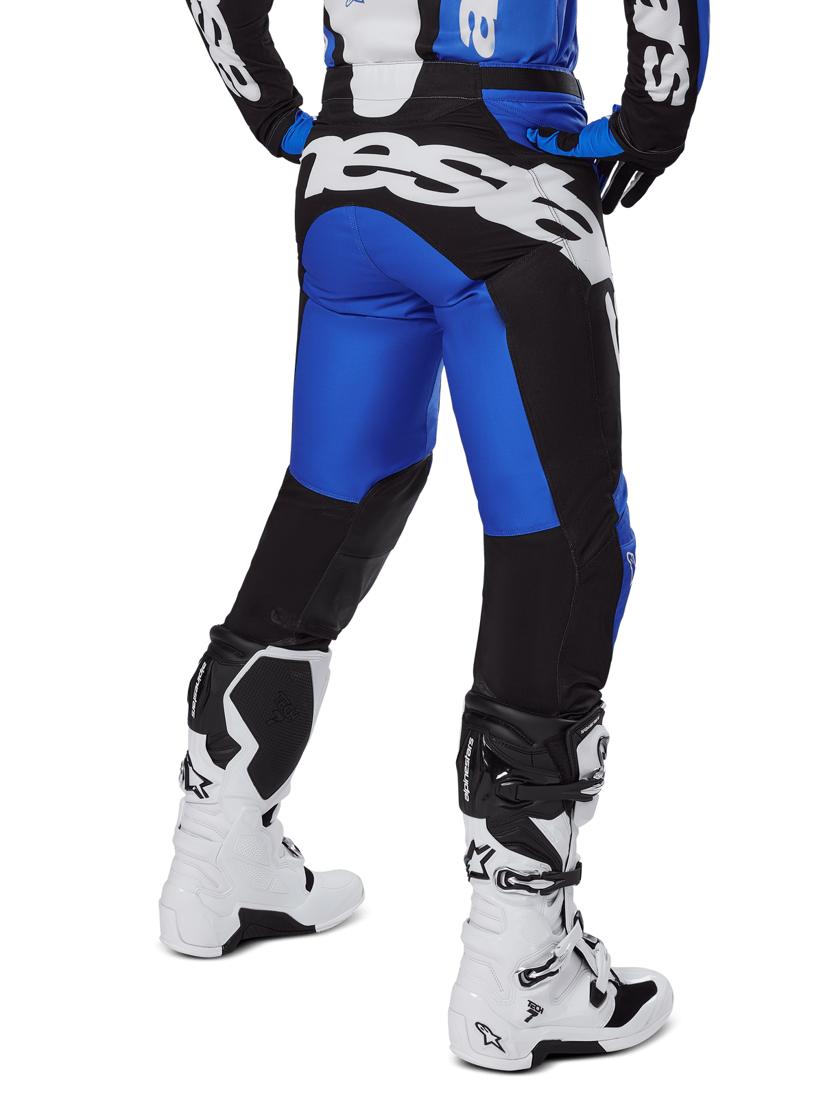 Alpinestars 2025 Racer Veil broek, motorcrossbroek, blauw en zwart, achteraanzicht met grote witte branding op het zitvlak, gedragen met bijpassende jersey en witte laarzen, duurzaam technisch materiaal voor off-road rijden