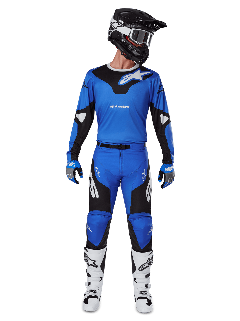Alpinestars 2025 Racer Veil Pants, motorcrossbroek, blauw en zwart, gedragen als een complete race-outfit met bijpassende blauw-zwarte jersey, zwart-witte helm, blauwe handschoenen en witte laarzen, voorzien van opvallende logo's en een ergonomisch ontwerp voor off-road rijden.