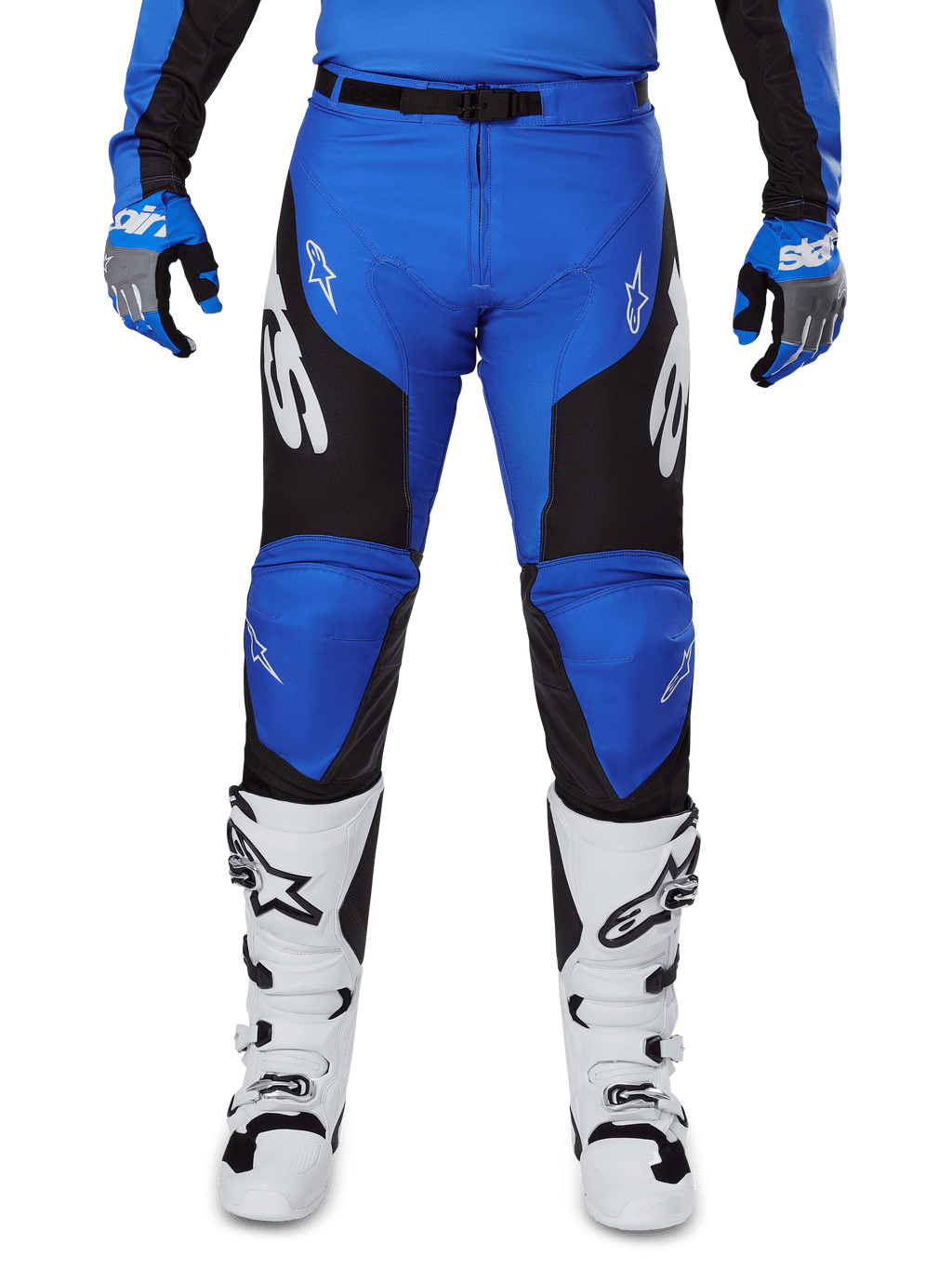 Alpinestars 2025 Racer Veil Pants, motorcrossbroek, blauw en zwart, met witte Alpinestars-logo's op de benen, zwarte zijpanelen, gedragen met witte motorcrosslaarzen en blauw/grijze handschoenen, hoogwaardige off-road rijuitrusting