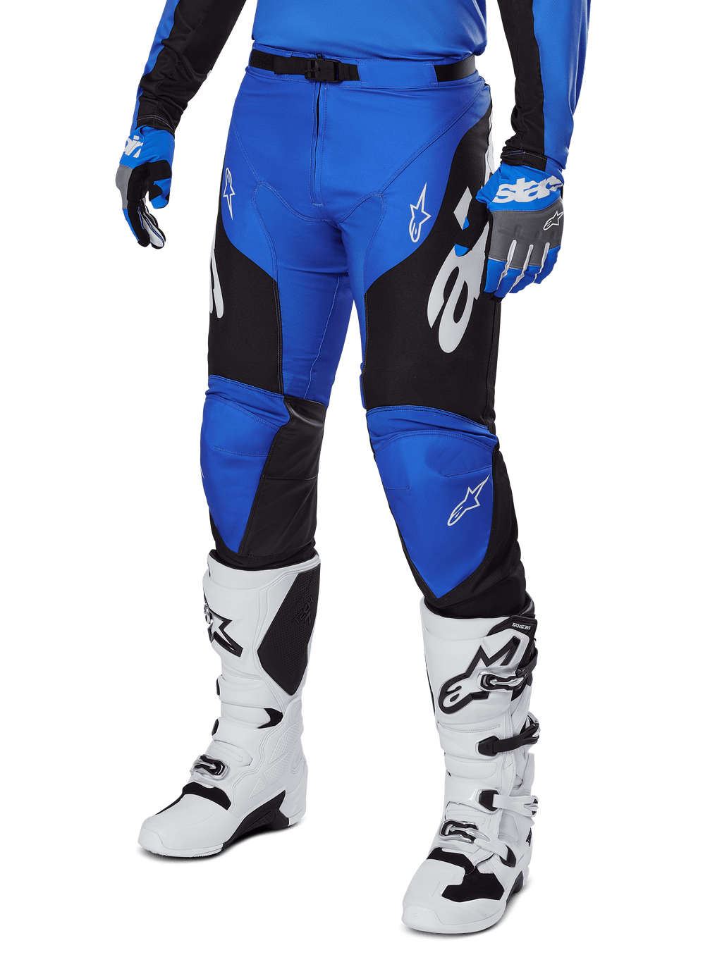 Alpinestars 2025 Racer Veil broek, motorcrossbroek, blauw en zwart met witte grafische accenten, gedragen met bijpassende blauwe jersey, handschoenen en witte laarzen, duurzame beschermende uitrusting voor off-road racen