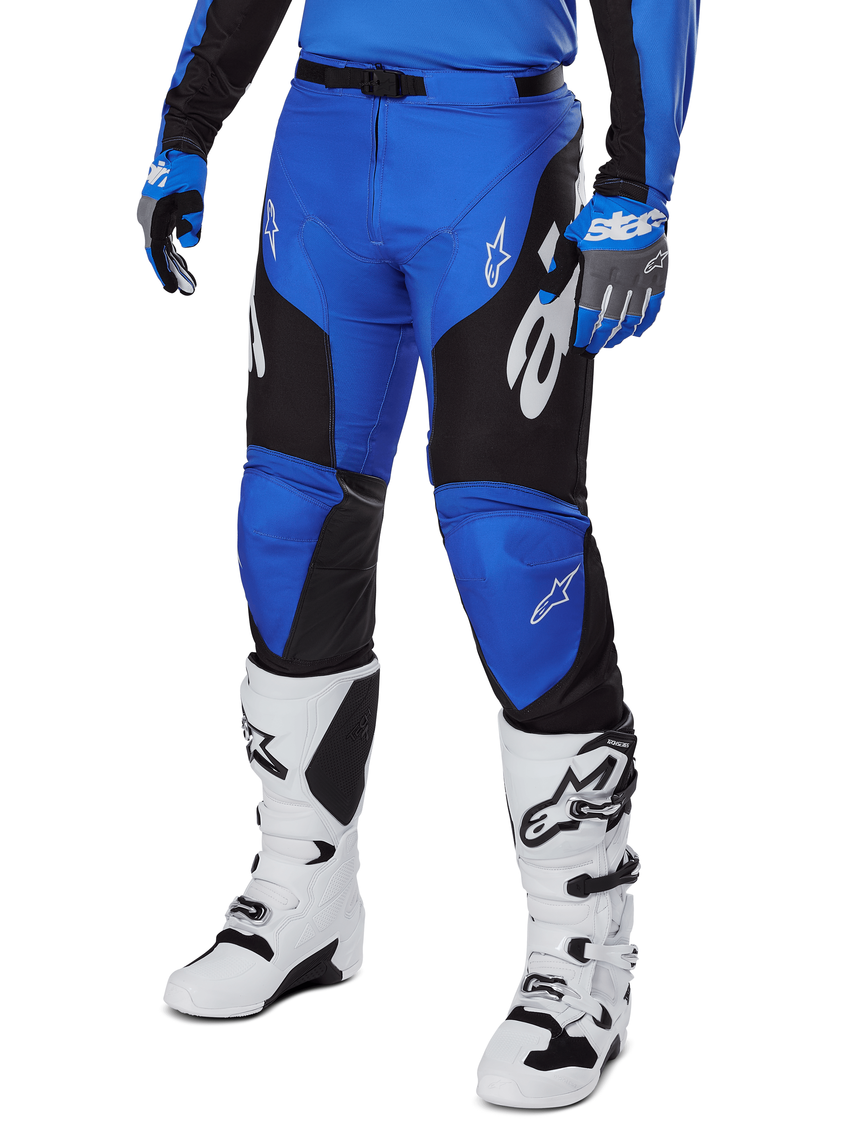 Alpinestars 2025 Racer Veil broek, motorcrossbroek, blauw en zwart met witte grafische accenten, gedragen met bijpassende blauwe jersey, handschoenen en witte laarzen, duurzame beschermende uitrusting voor off-road racen