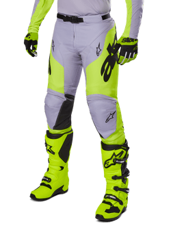 Alpinestars 2025 Racer Veil broek, motorcrossbroek, grijs en neongeel fluo, met zwarte sterlogo's en verstelbare tailleband, afgebeeld met bijpassende motorcrosslaarzen en handschoenen, ergonomisch ontwerp voor off-road rijden