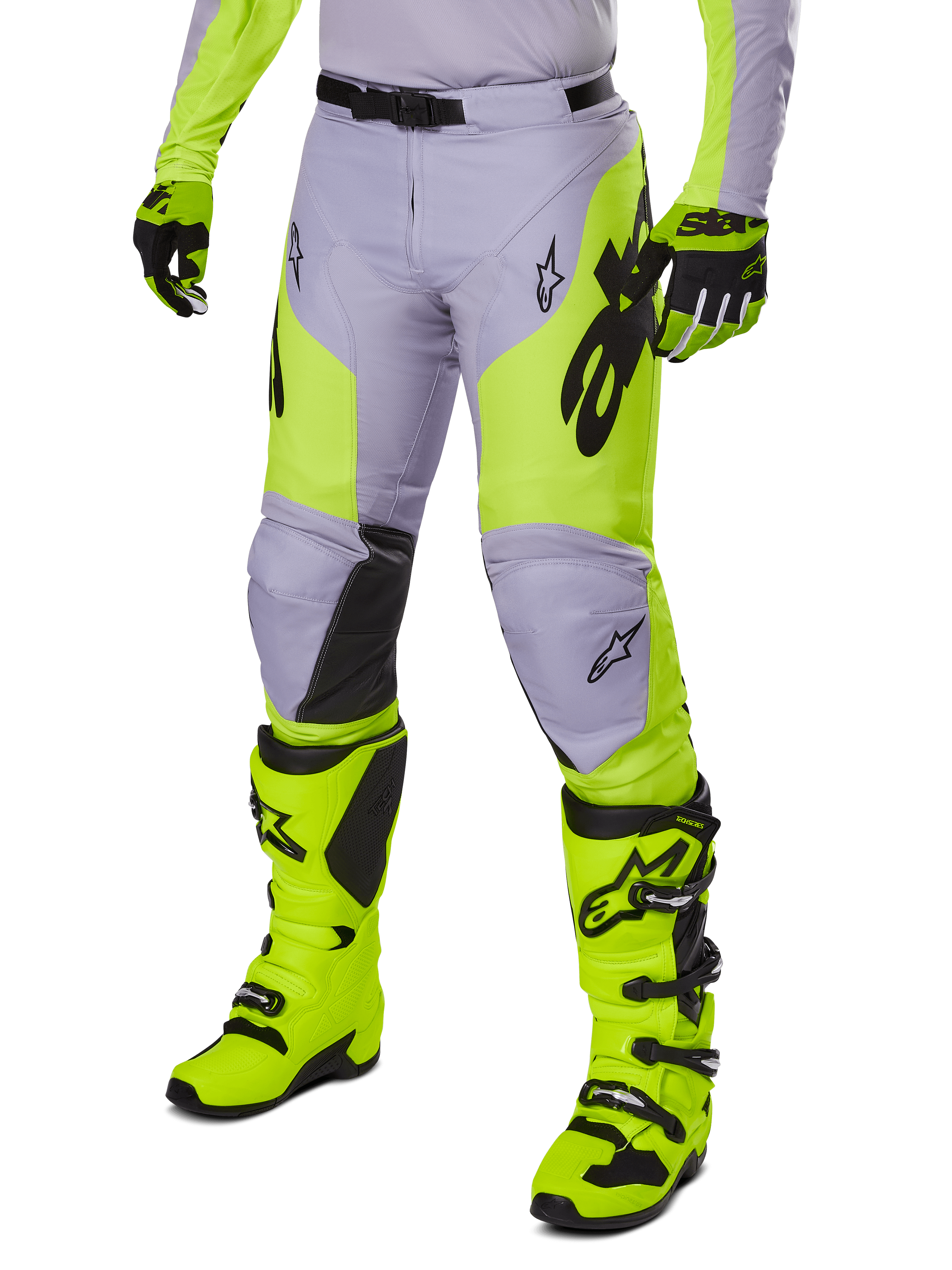 Alpinestars 2025 Racer Veil broek, motorcrossbroek, grijs en neongeel fluo, met zwarte sterlogo's en verstelbare tailleband, afgebeeld met bijpassende motorcrosslaarzen en handschoenen, ergonomisch ontwerp voor off-road rijden