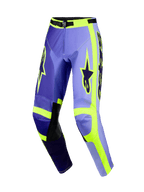 Alpinestars 2026 Racer Portl Pants, motorcrossbroek, paars en fluorgeel, met paarse panelen in verschillende tinten en neongele accenten, zwarte leren kniestukken aan de binnenkant, opvallende Alpinestars-branding op de dijen en een ergonomisch voorgevormd ontwerp voor off-road racen.