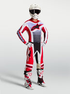 Alpinestars Techstar Maven broek, heren motocross racekledingset in rood en wit, met bijpassende jersey en motorlaarzen, professionele off-road uitrusting.
