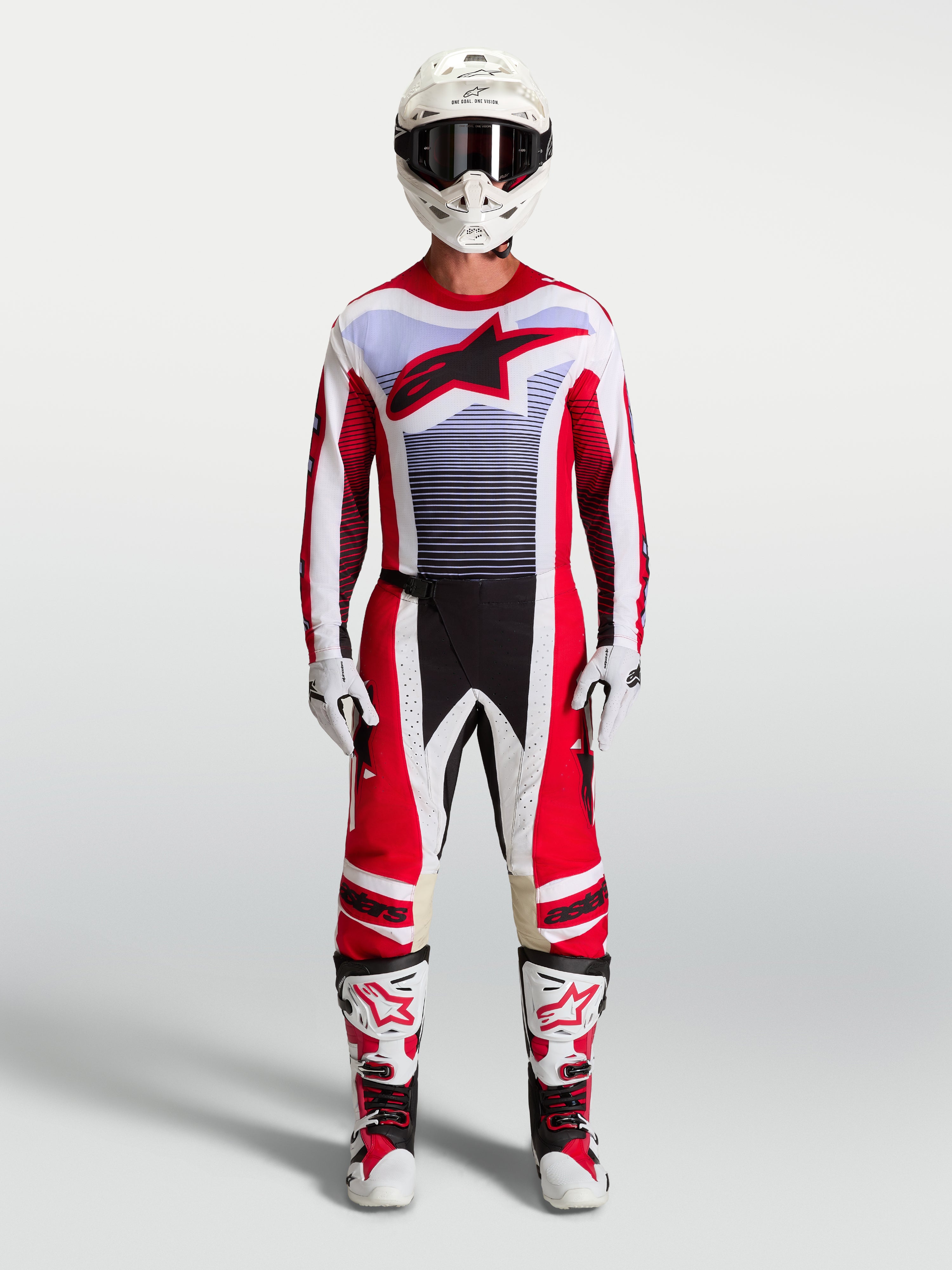 Alpinestars Techstar Maven broek en motorcross-set in rood en wit met lavendel accenten en bijpassende motorlaarzen.