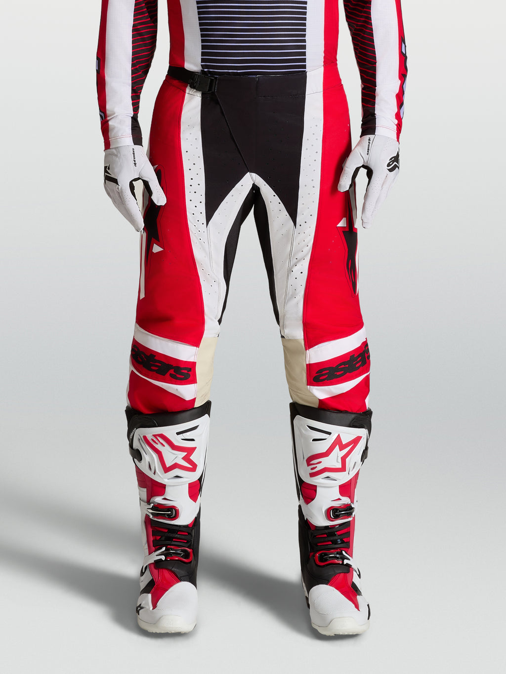 Alpinestars Techstar Maven broek, rood-witte motocrossbroek voor heren, atletische pasvorm met lederen knieversterking.