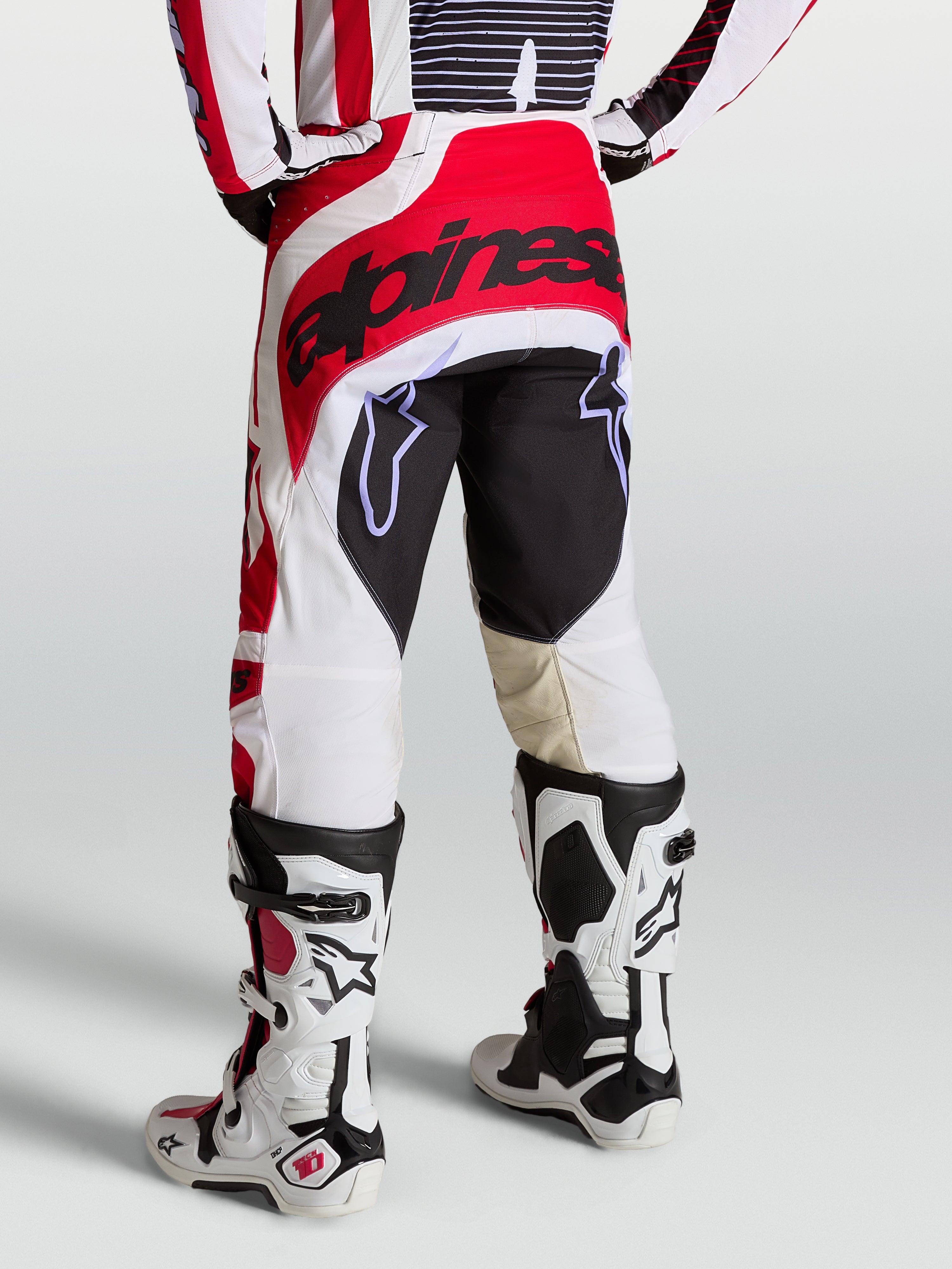 Alpinestars Techstar Maven broek, heren motocrossbroek, rood en wit, versterkt zitvlak en atletische racepasvorm.