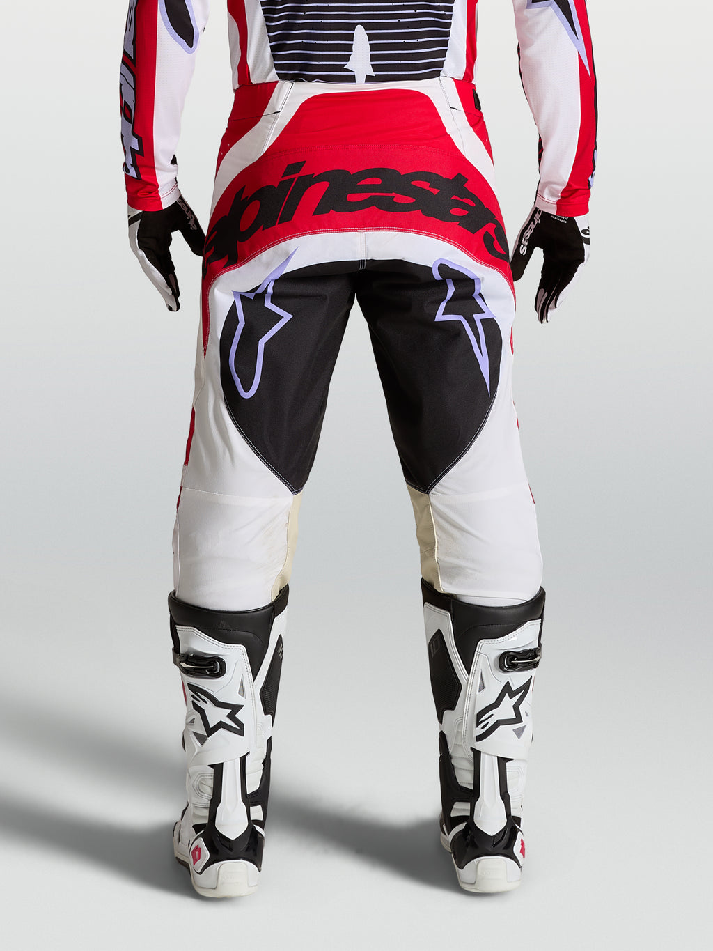 Alpinestars Techstar Maven motocrossbroek in rood, wit en zwart, met een versterkt zitvlak en atletische racepasvorm.