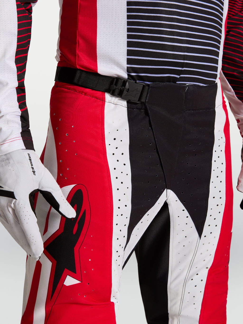 Alpinestars Techstar Maven broek, motocrossbroek in rood en zwart, met SX2 magnetische taille-sluiting en laserperforaties.