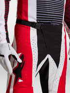 Alpinestars Techstar Maven broek, motocrossbroek in rood en zwart, met SX2 magnetische taille-sluiting en laserperforaties.