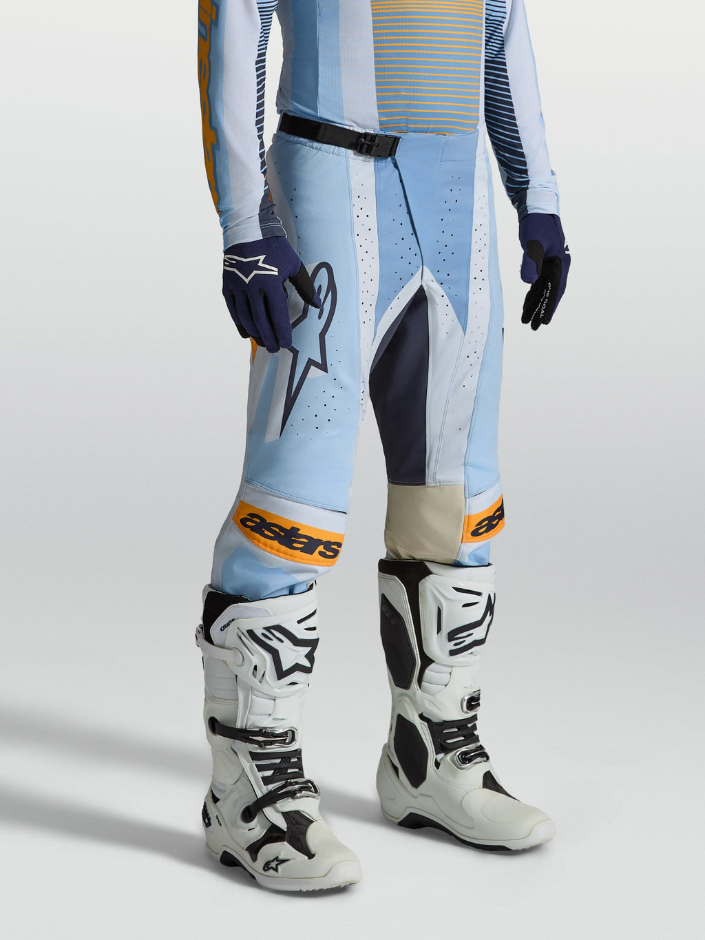 Alpinestars Techstar Maven motorcrossbroek voor heren in blauw en oranje met een ergonomische racepasvorm.