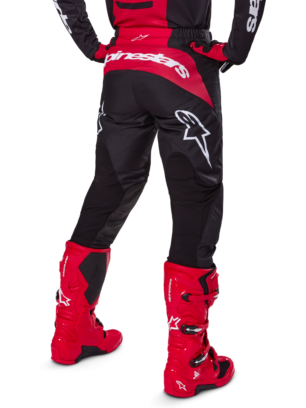 Alpinestars 2025 Fluid Haul Gear Set, achteraanzicht, zwarte en rode motorcrossbroek met grote witte logo's, bijpassende jersey en felrode Tech 7 laarzen, gecoördineerde off-road race-uitrusting