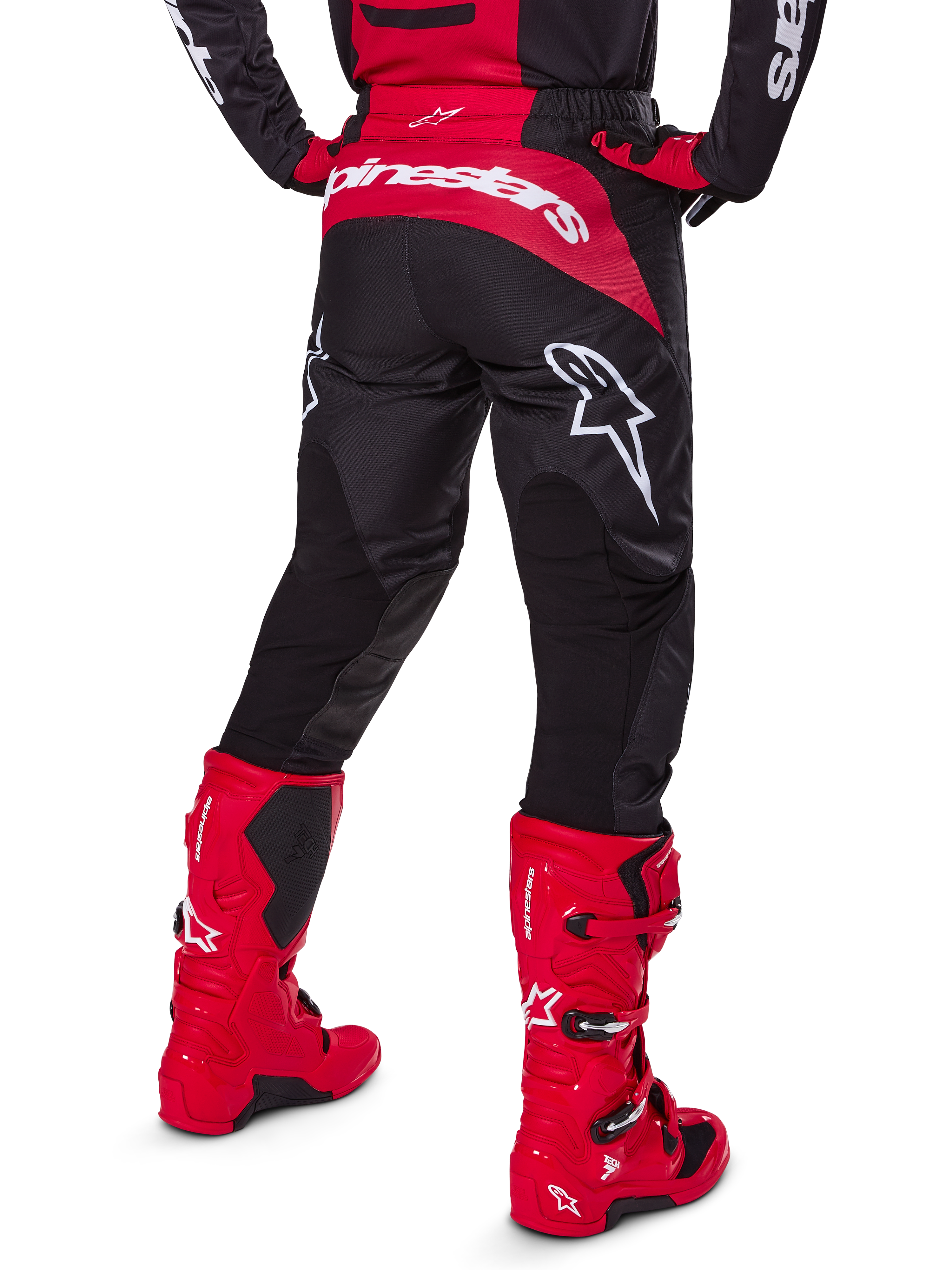 Alpinestars 2025 Fluid Haul Gear Set, achteraanzicht, zwarte en rode motorcrossbroek met grote witte logo's, bijpassende jersey en felrode Tech 7 laarzen, gecoördineerde off-road race-uitrusting