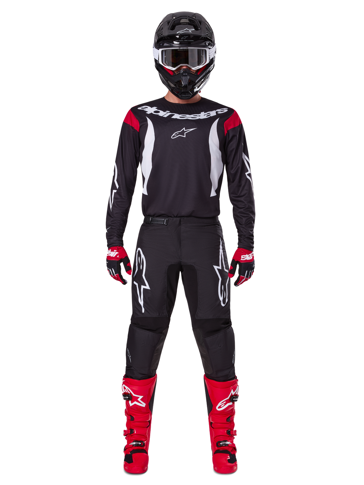 Alpinestars 2025 Fluid Haul Gearset, motorcrosser in volledige race-uitrusting, zwart jersey met rode schouderaccenten en witte logo's, zwarte broek met witte ster-branding, felrode laarzen, rood-zwarte handschoenen, zwarte helm met witte crossbril, op elkaar afgestemde off-road performance-look