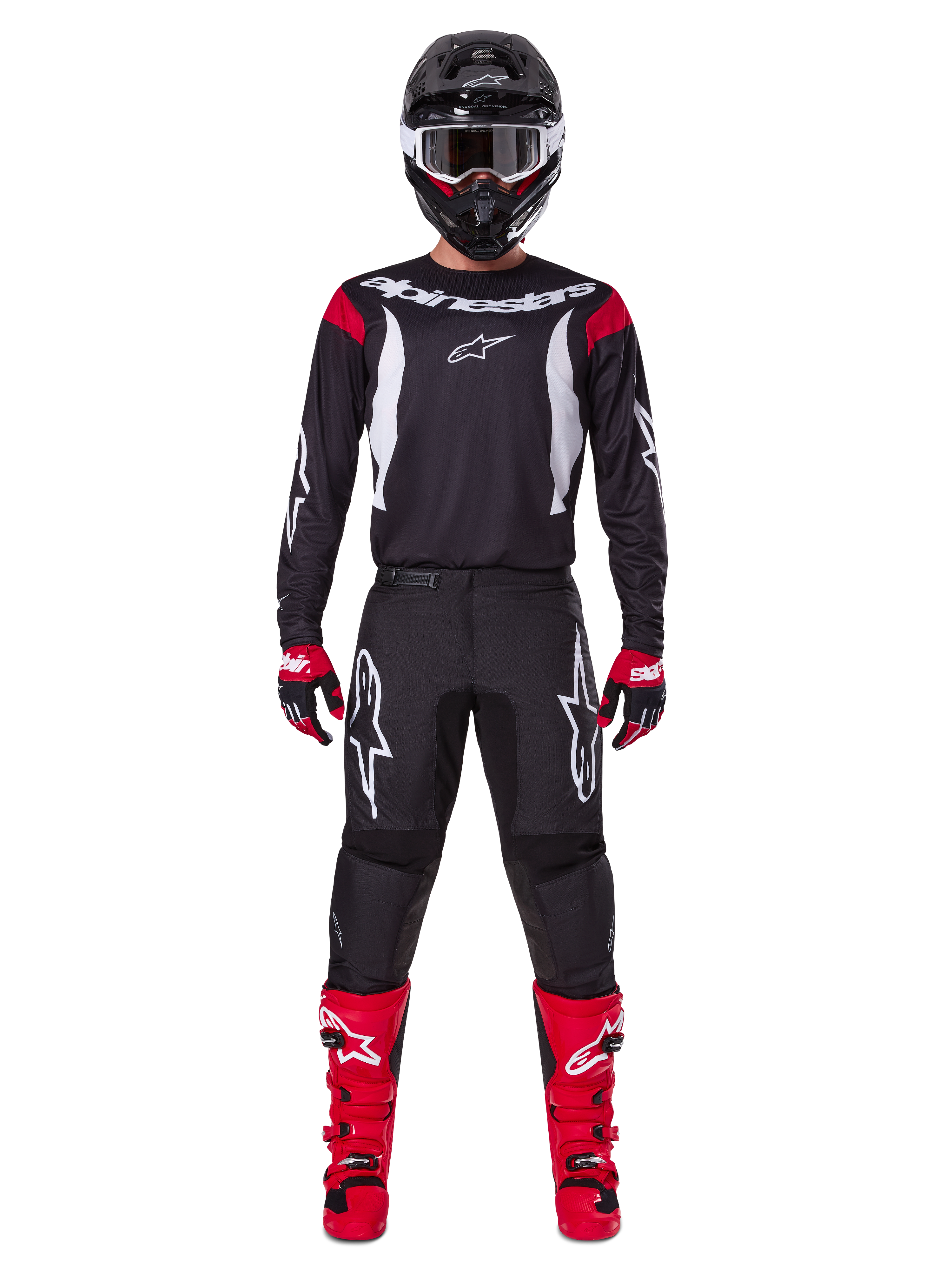 Alpinestars 2025 Fluid Haul Gearset, motorcrosser in volledige race-uitrusting, zwart jersey met rode schouderaccenten en witte logo's, zwarte broek met witte ster-branding, felrode laarzen, rood-zwarte handschoenen, zwarte helm met witte crossbril, op elkaar afgestemde off-road performance-look