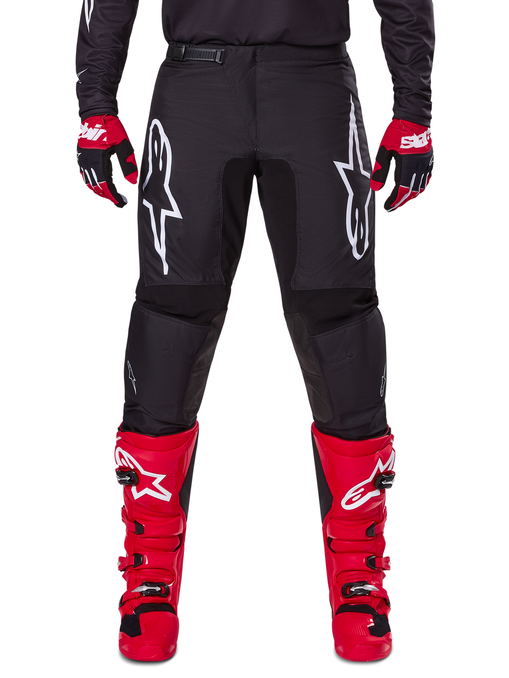 Alpinestars 2025 Fluid Haul Gear Set, zwarte motorcrossbroek met witte Astars-logo's op de bovenbenen, gecombineerd met felrode laarzen en rood-zwarte handschoenen, gecoördineerde motorcross-outfit voor off-road racing