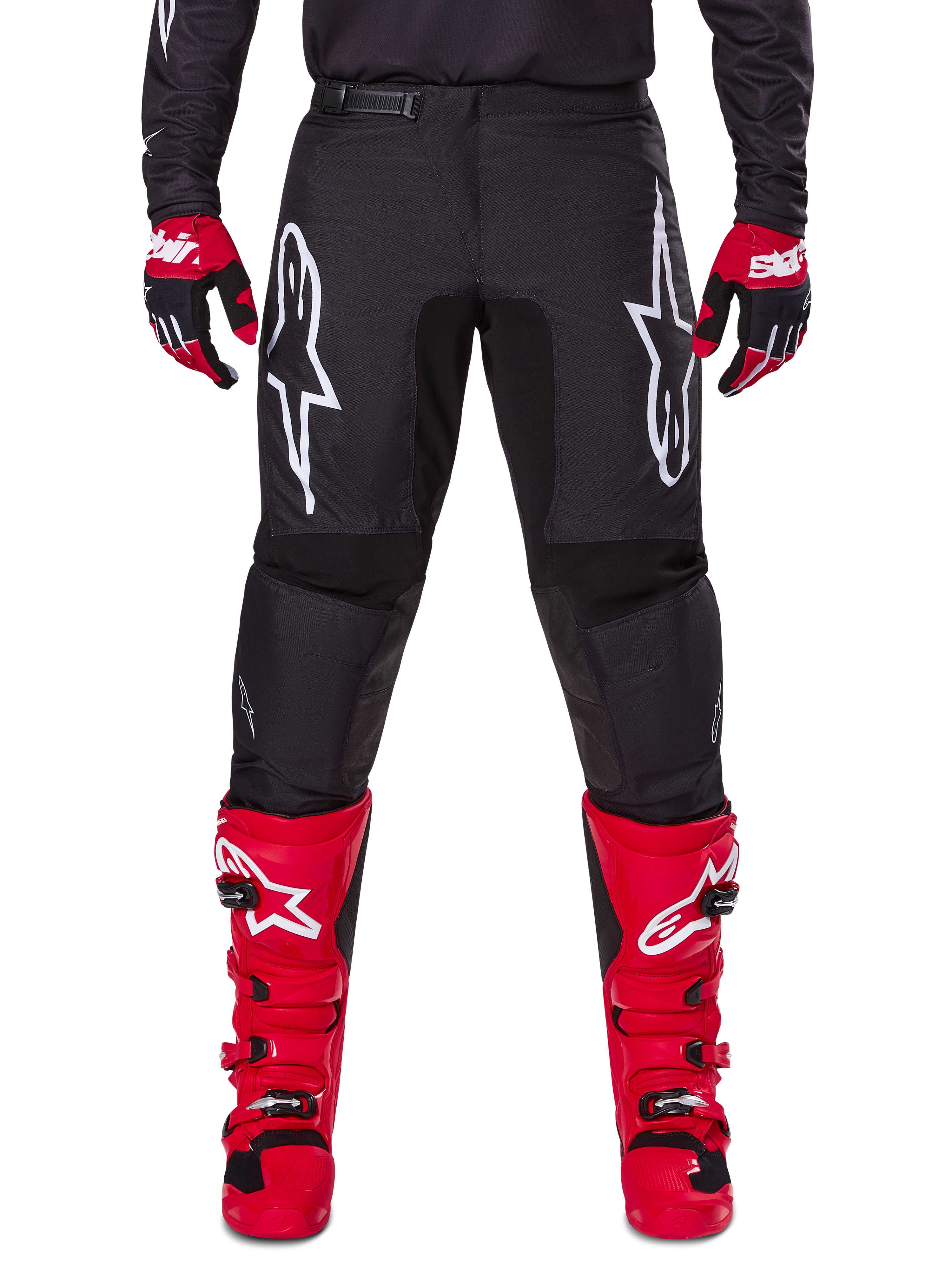 Alpinestars 2025 Fluid Haul Gear Set, zwarte motorcrossbroek met witte Astars-logo's op de bovenbenen, gecombineerd met felrode laarzen en rood-zwarte handschoenen, gecoördineerde motorcross-outfit voor off-road racing