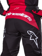 Alpinestars 2025 Fluid Haul broek, motorcrossbroek, zwart en rood, achteraanzicht met opvallende witte Alpinestars-branding op een rood zitvlakpaneel, duurzame polyfabric constructie met elastische tailleband voor off-road rijden