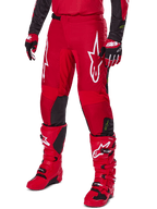 Alpinestars 2025 Fluid Haul Gearset, motorcross outfit in rood en zwart, met rode broek met opvallende witte Alpinestars-logo's, bijpassende rode technische laarzen en rood-zwarte handschoenen, gecoördineerd ontwerp voor off-road prestaties