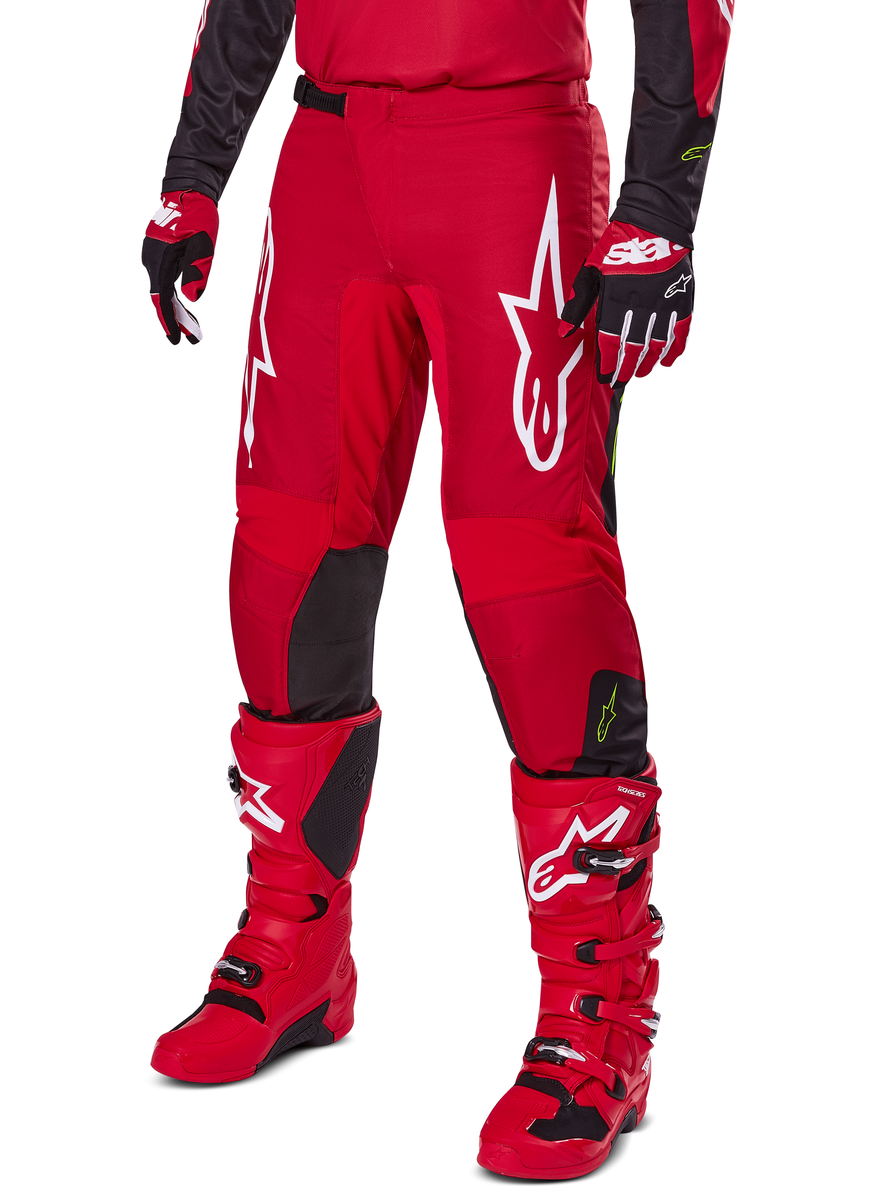 Alpinestars 2025 Fluid Haul Gearset, motorcross outfit in rood en zwart, met rode broek met opvallende witte Alpinestars-logo's, bijpassende rode technische laarzen en rood-zwarte handschoenen, gecoördineerd ontwerp voor off-road prestaties