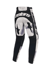 Alpinestars 2026 Racer Lahnd Pants, motorcrossbroek, Sand Camo en grijs, achteraanzicht met witte astars-branding op de achterkant, zwarte ster-graphics op de dijen en zwarte panelen op de onderbenen, ergonomisch ontwerp voor off-road racen