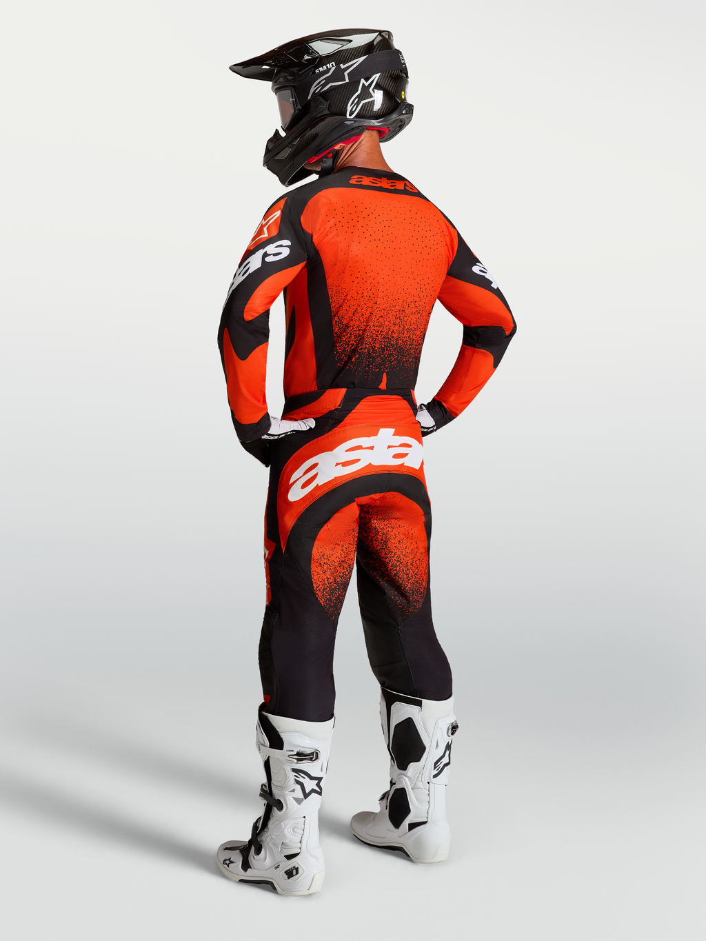 Alpinestars Techstar Swan broek en jersey, motorcross-race-outfit in rood en zwart met witte branding, achteraanzicht.
