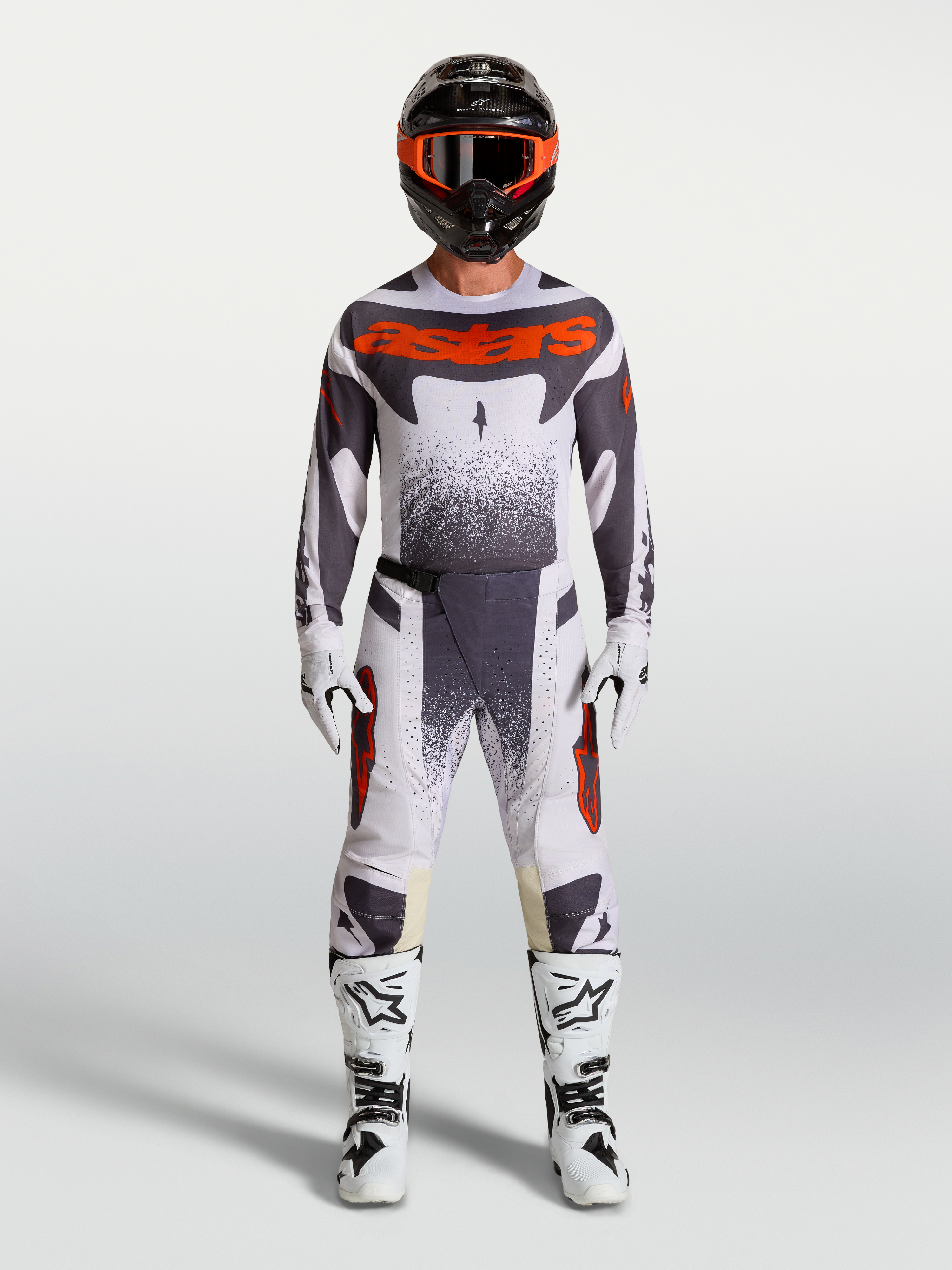 Alpinestars Techstar Swan broek, heren motocross-set in licht lila, donkergrijs en fluorood met witte motorlaarzen.